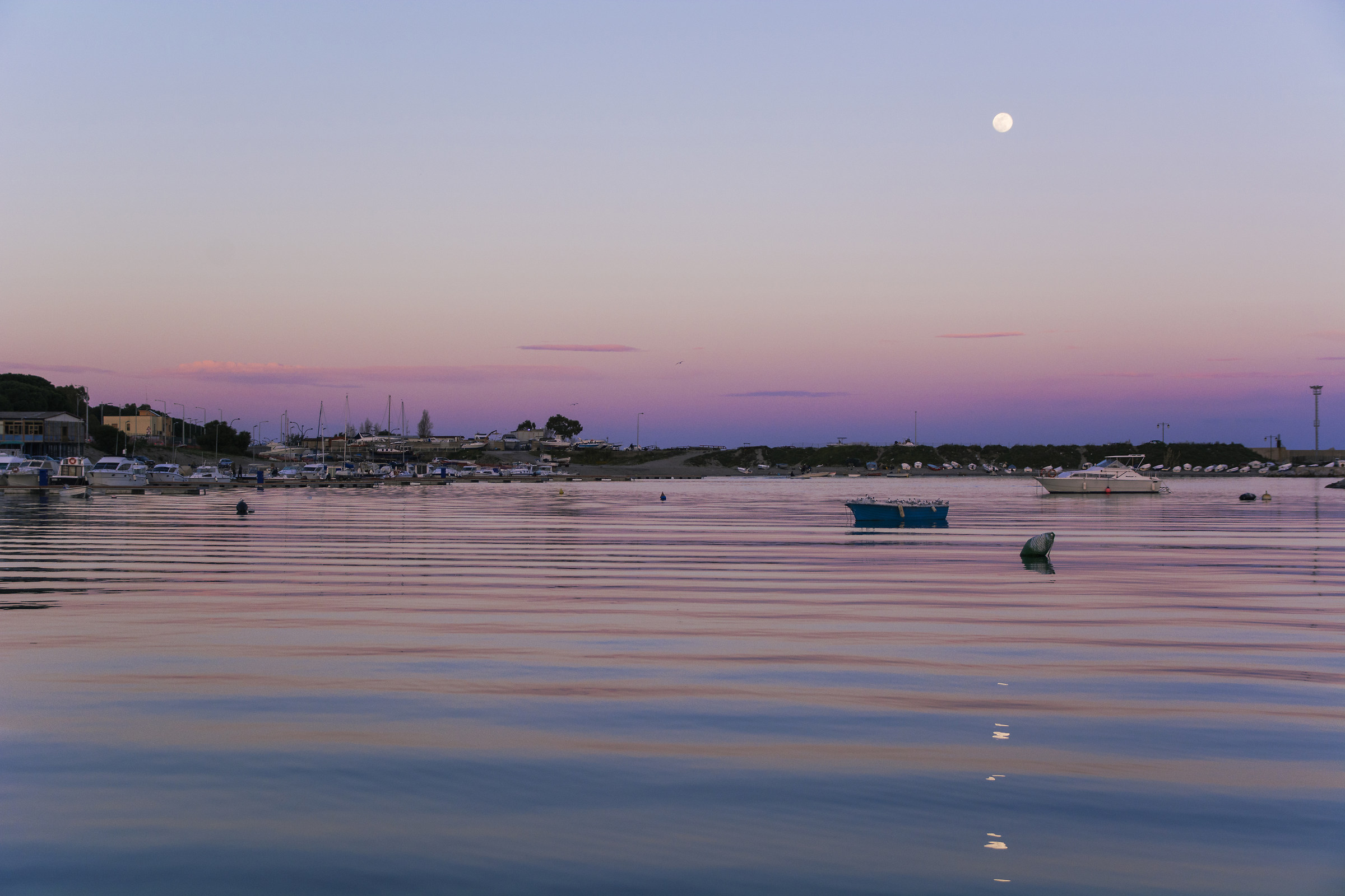 Tramonto e Luna al porto di Catanzaro Lido