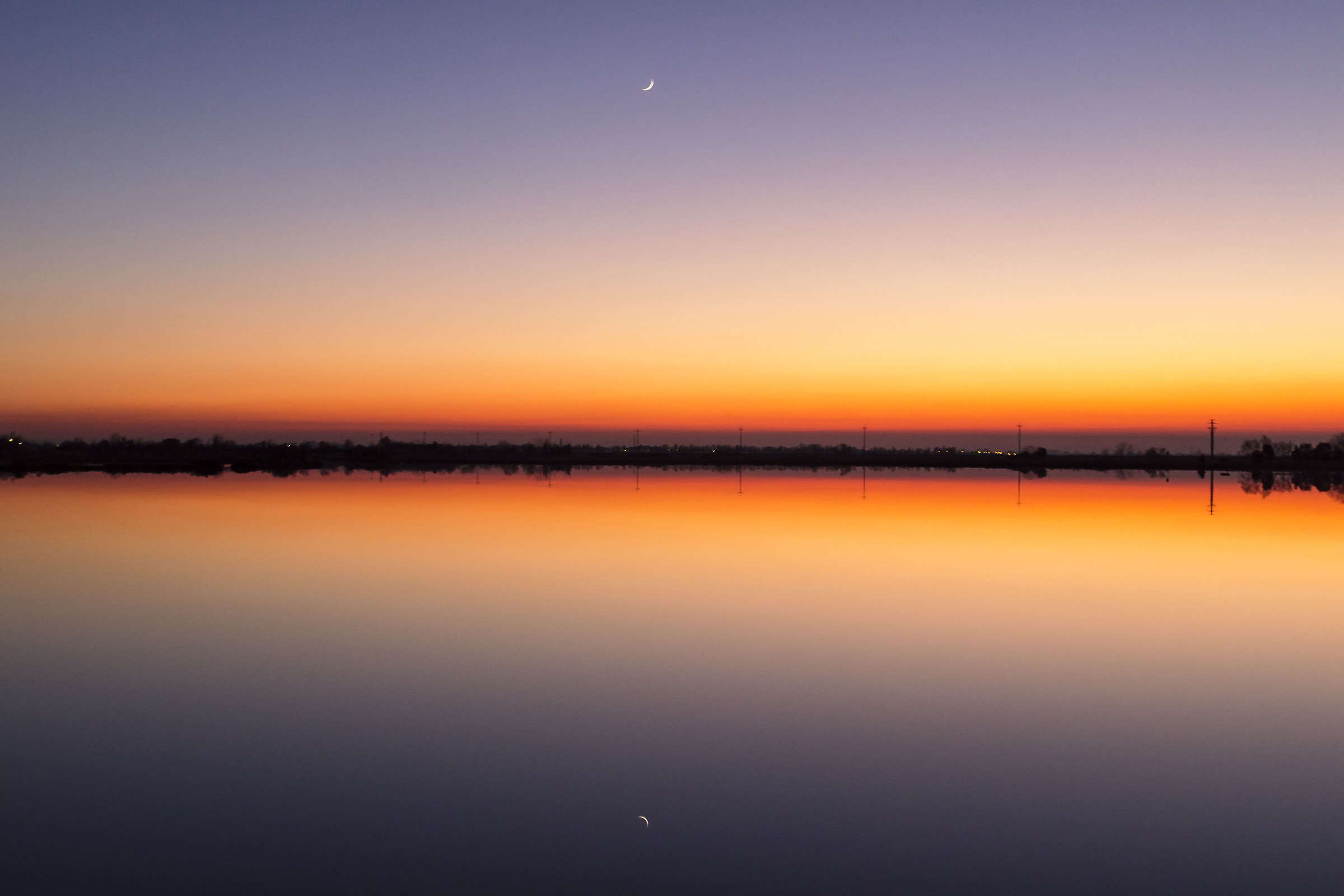 Il sole lascia il posto alla luna che si specchia