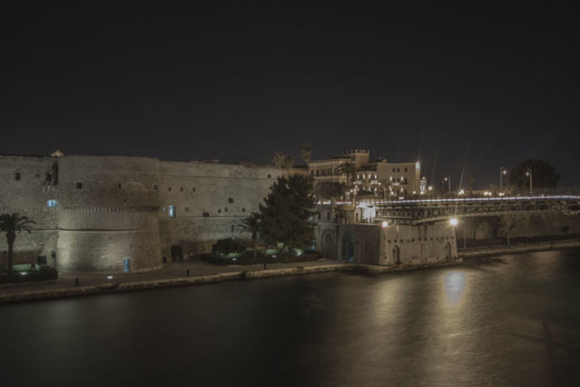 Ponte Girevole e Castello Aragonese