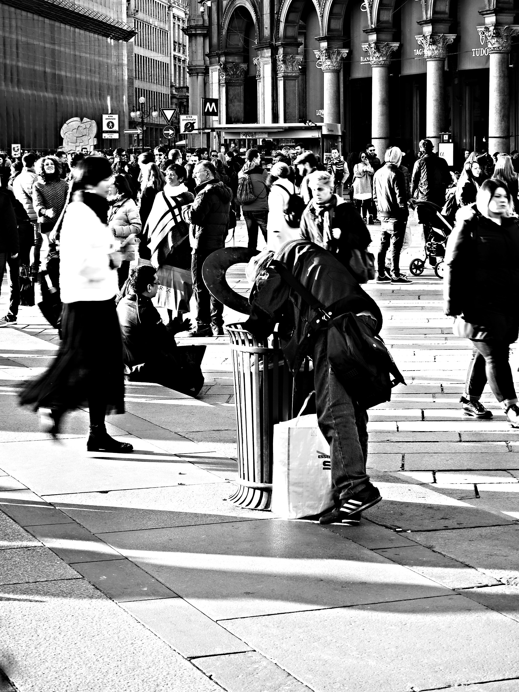 Nella folla......solo