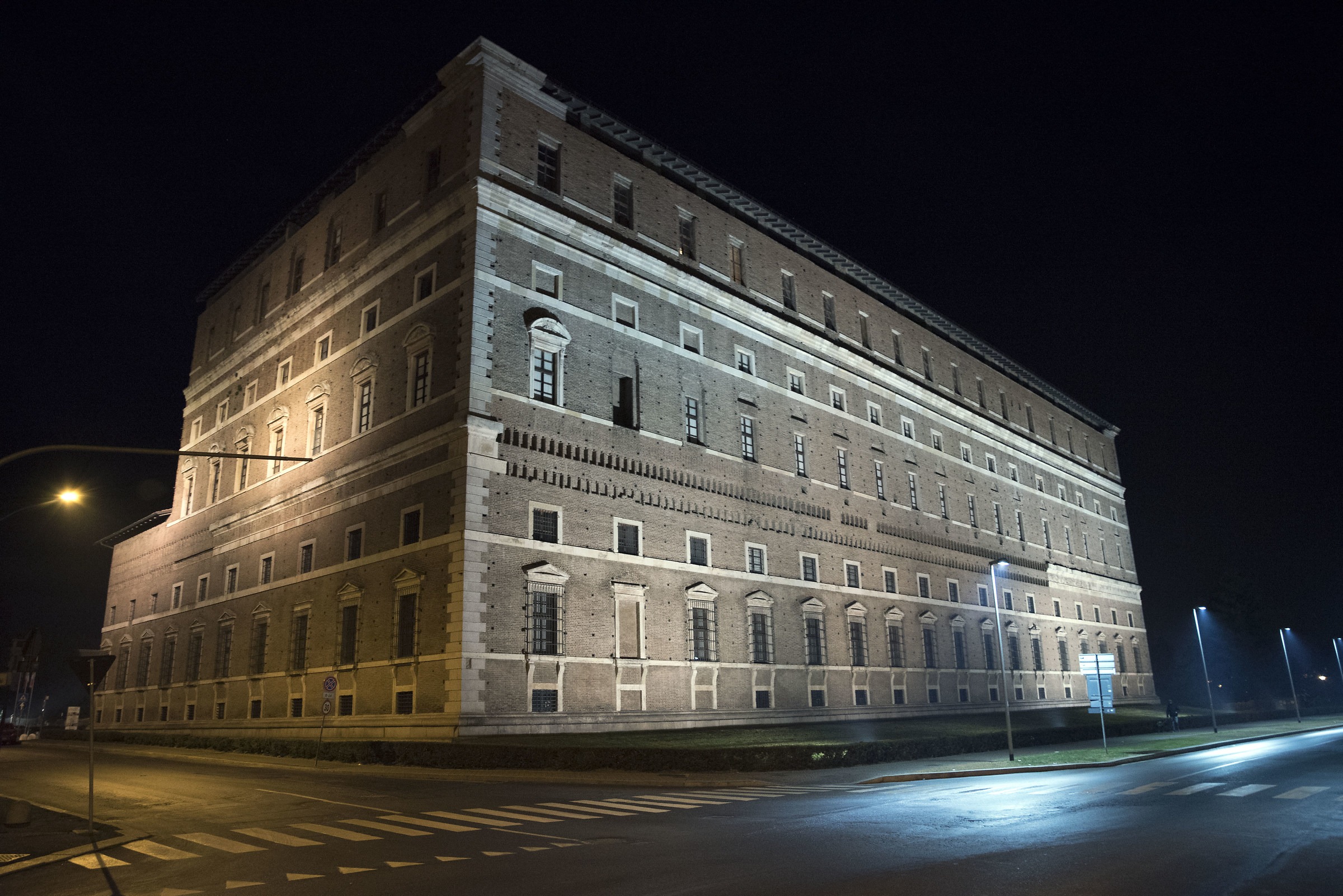 Palazzo farnese piacenza in notturna a dicembre