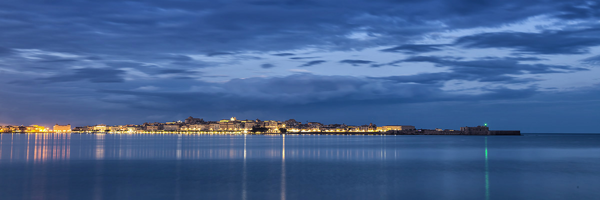 Ortigia (sr), nell'ora blu, vista da Sud