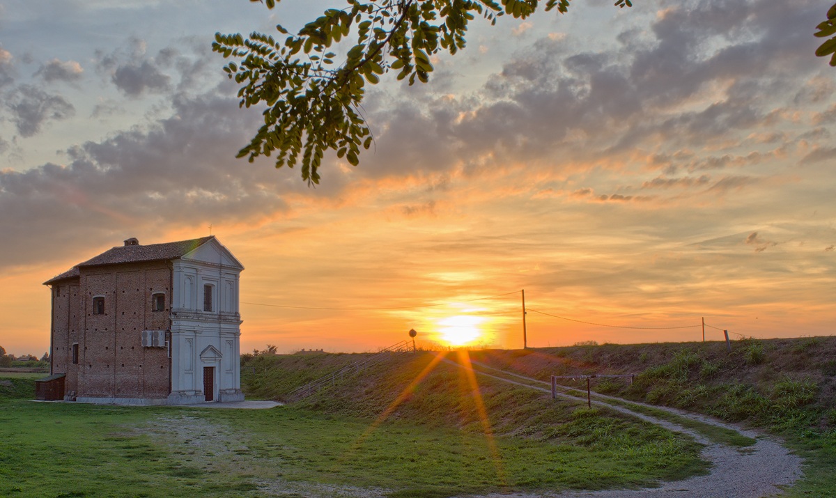 la chiesa oltre l'argine