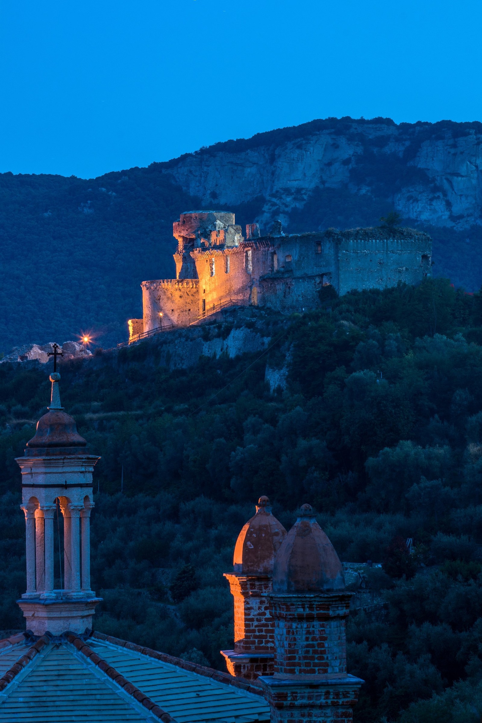 Chiesa dei 5 campanili e Castel Gavone