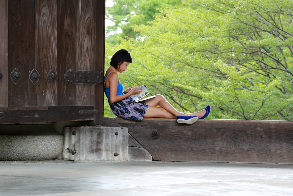 Kyoto, ragazza lungo la porta di un tempio