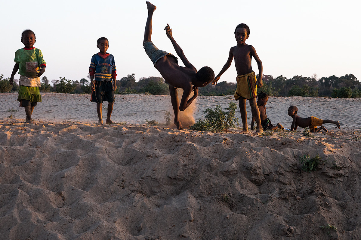 Madagascar, villaggio: L'addio dei bambini.