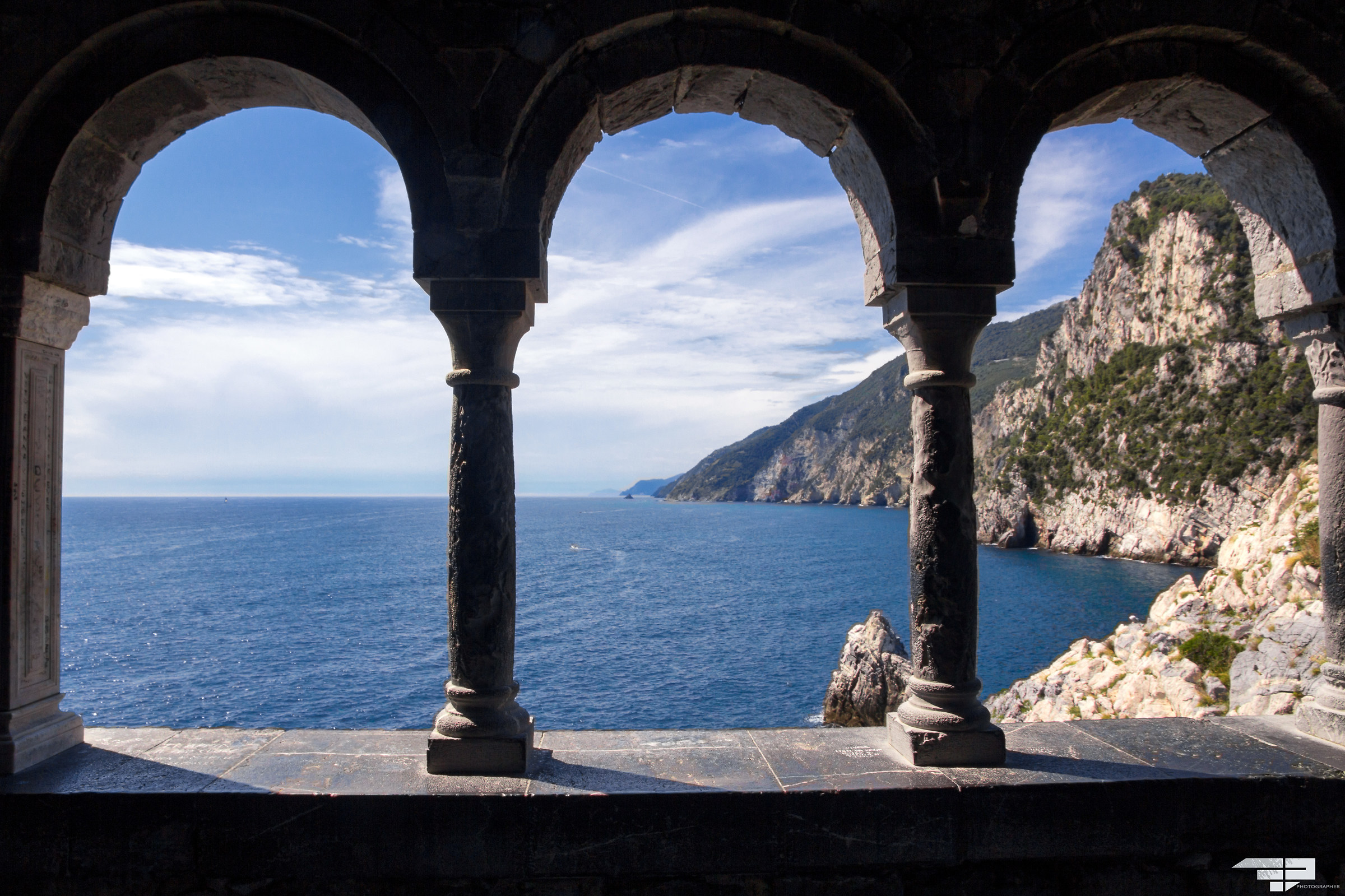 Vista da Portovenere verso la grotta di Byron
