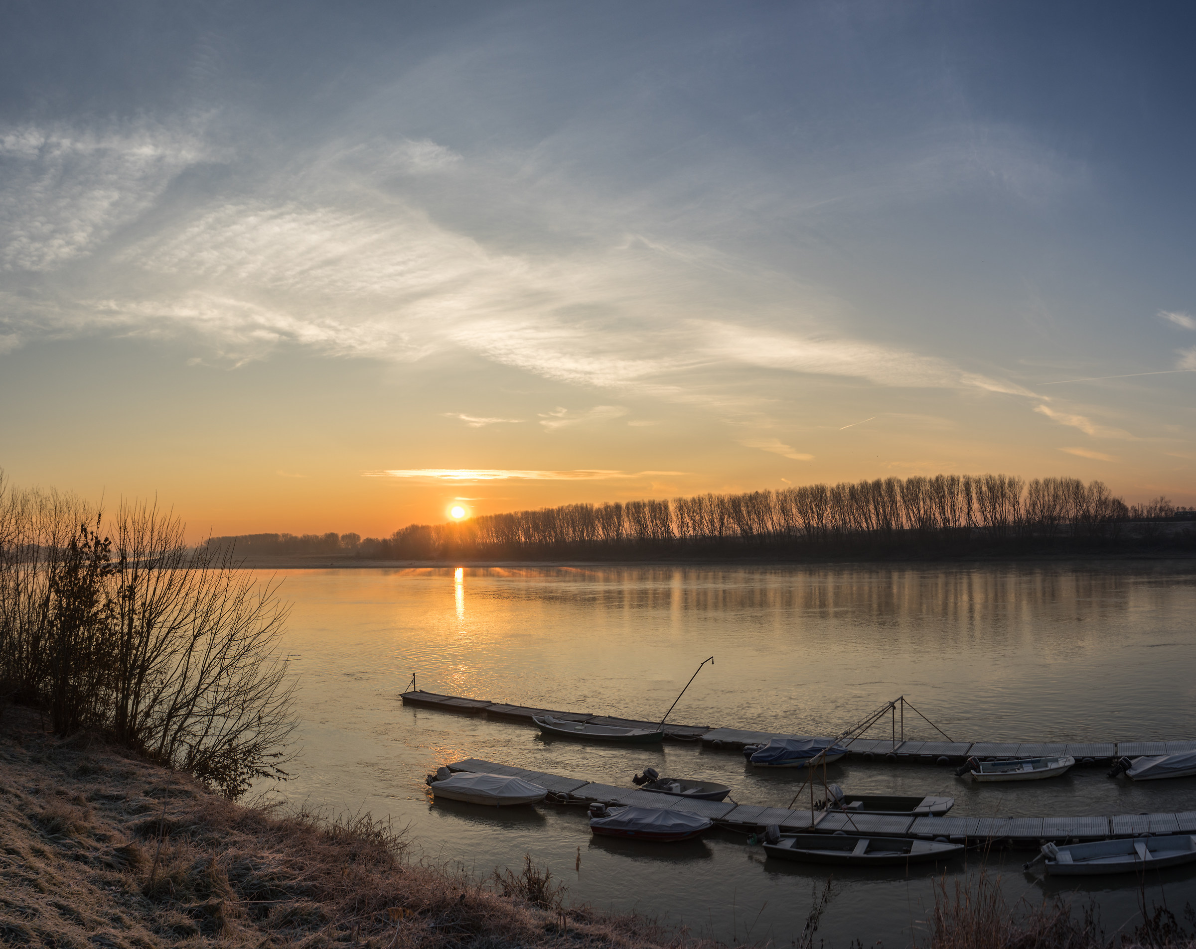 L'alba sul piccolo porto..