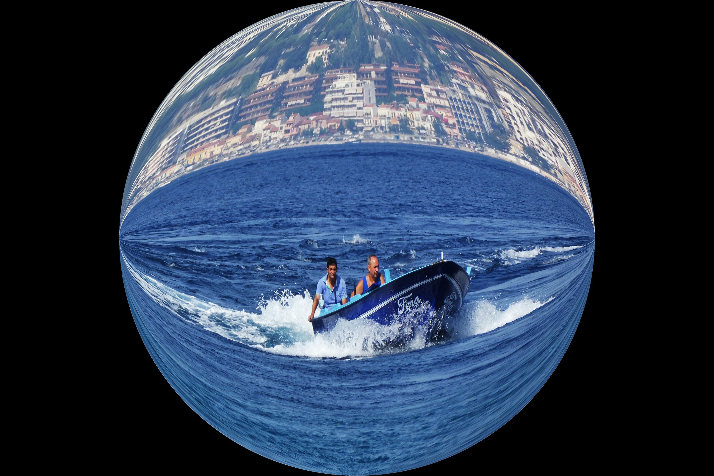 Attraversare lo stretto.messina sullo sfondo