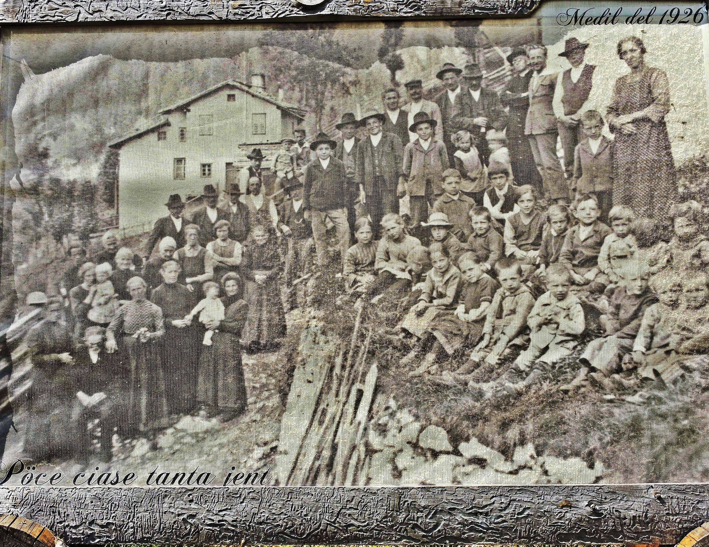 2949 - poche case tanta gente