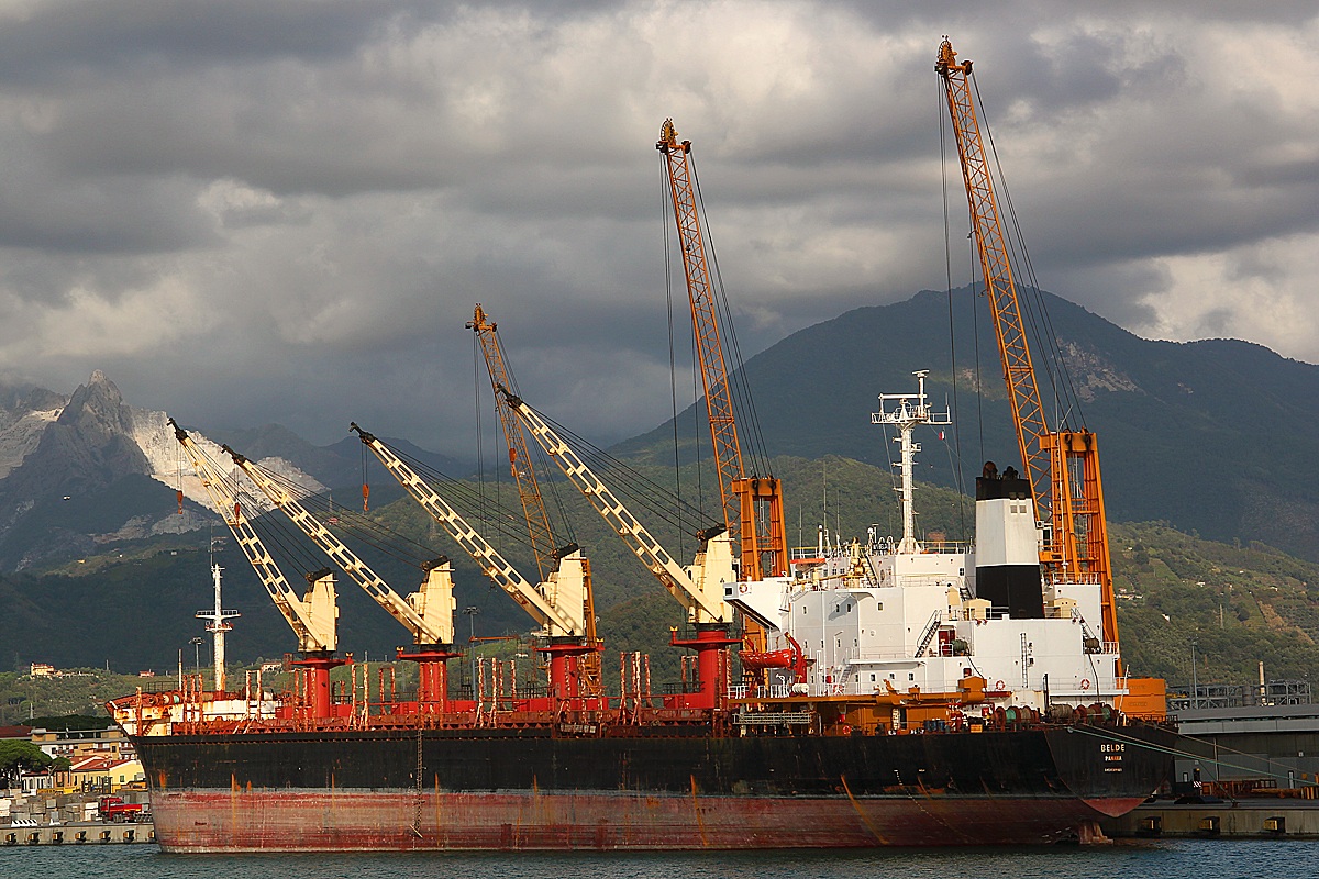 Nave nel porto di Marina di Carrara