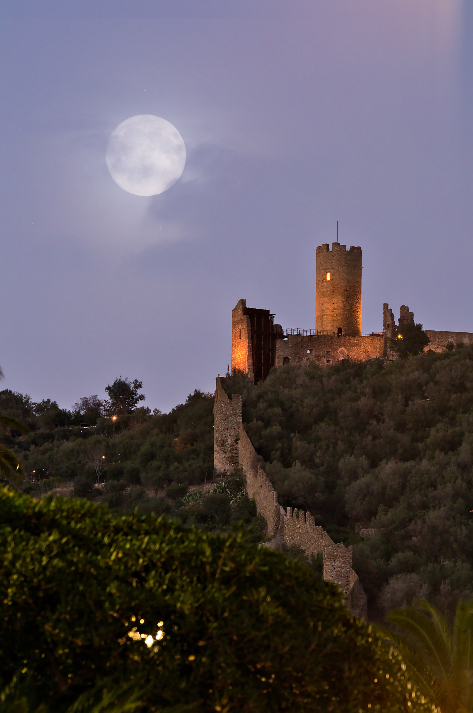 La luna e il castello
