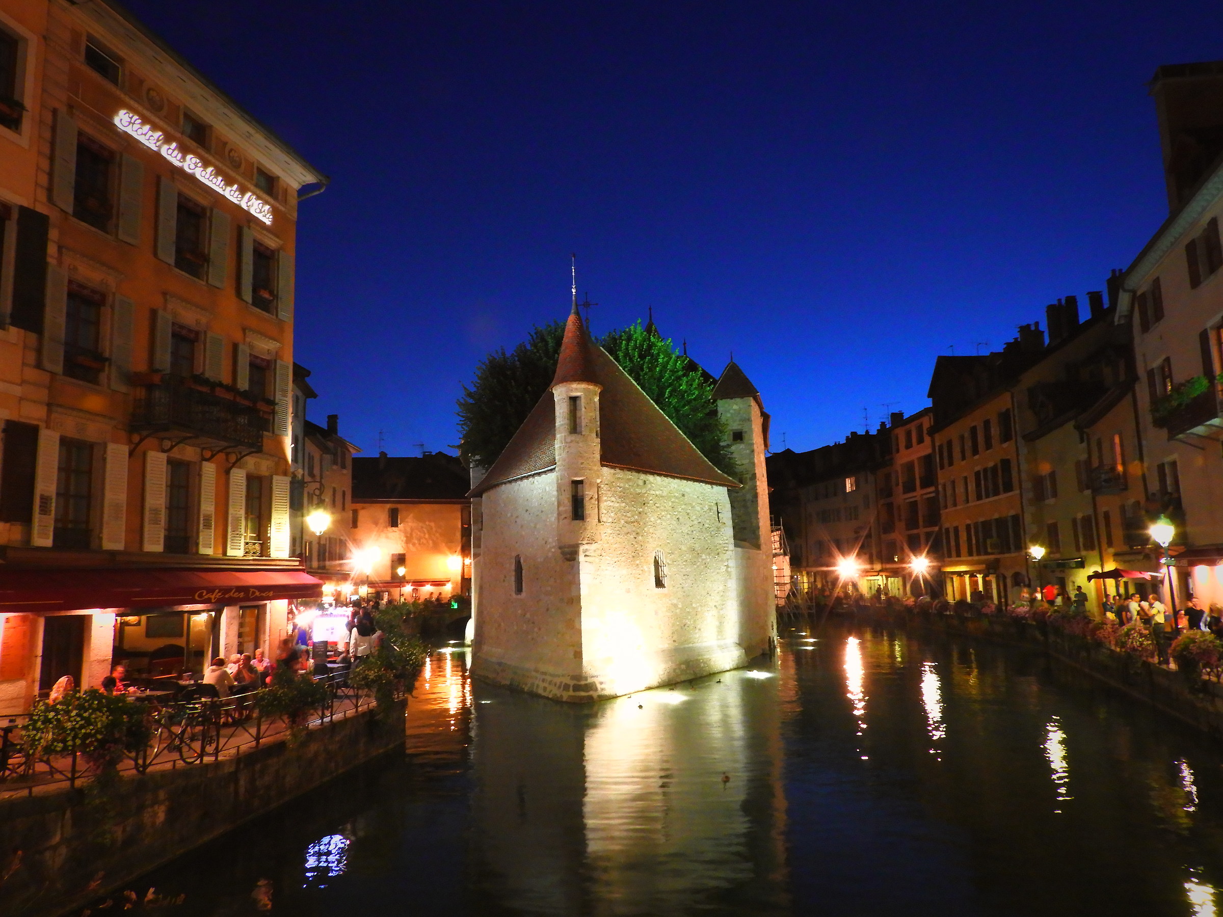 Centro di Annecy di sera