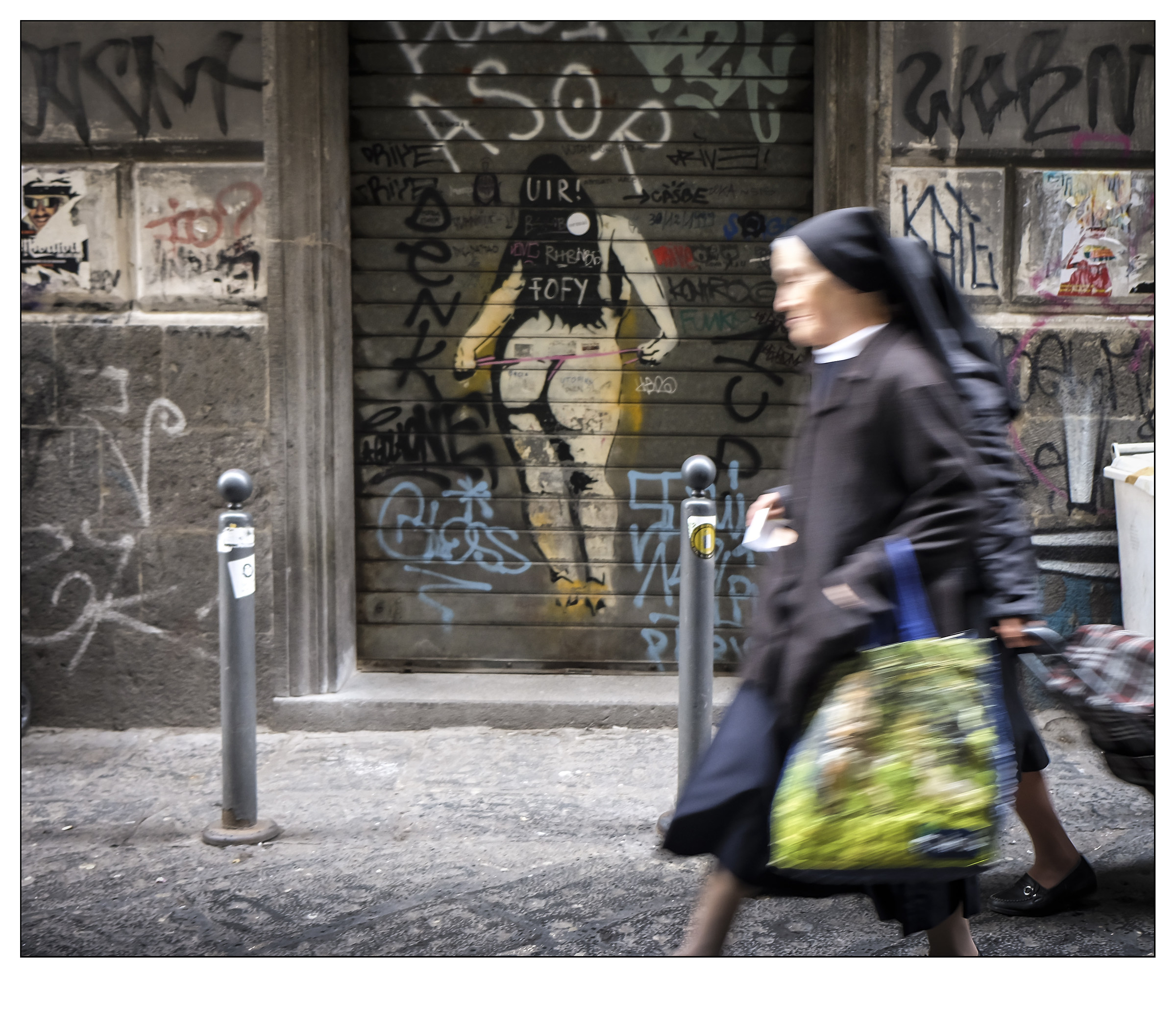 -Donne con il velo e donna senza veli...