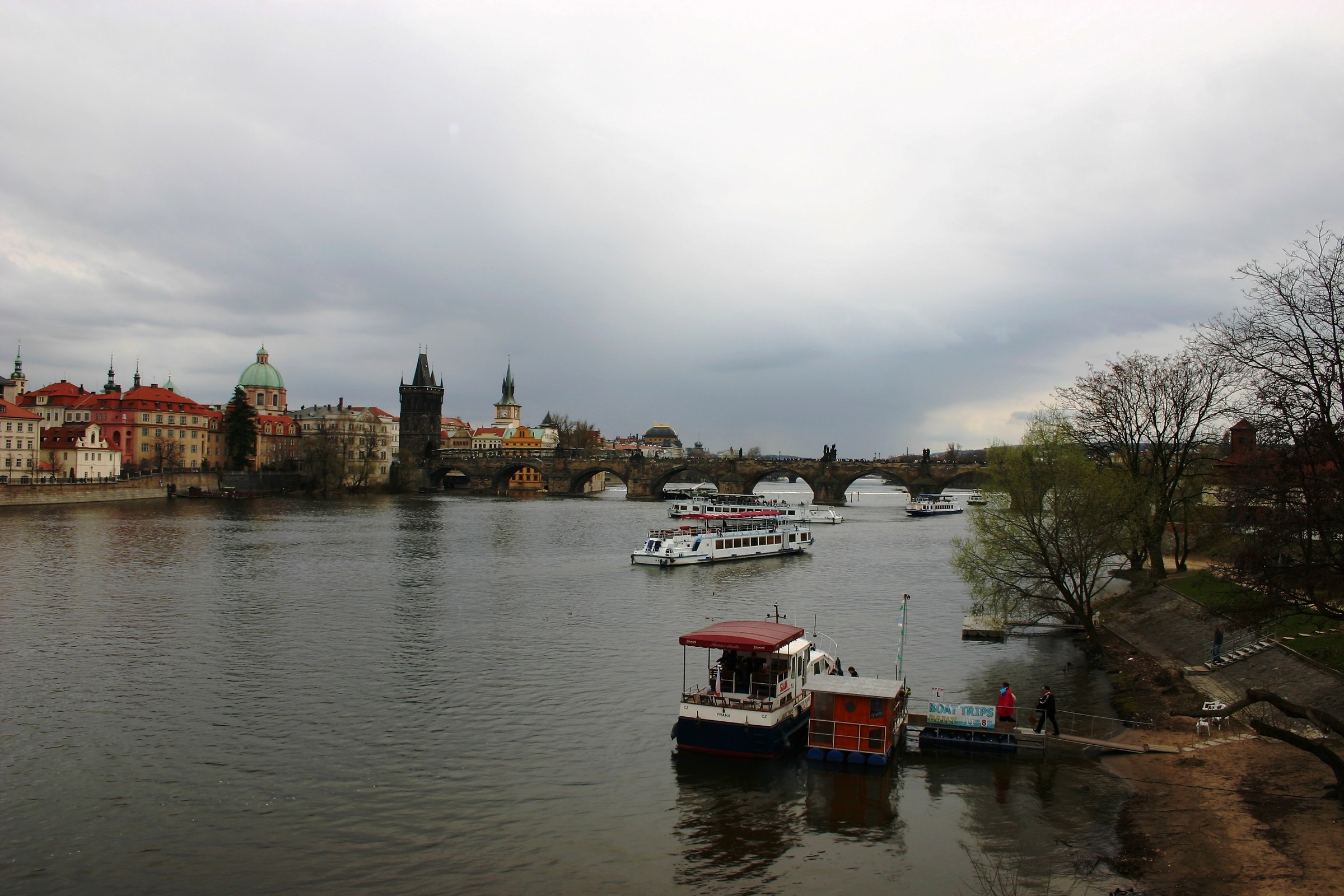 Prague (view of the Charles bridge over Moldova)