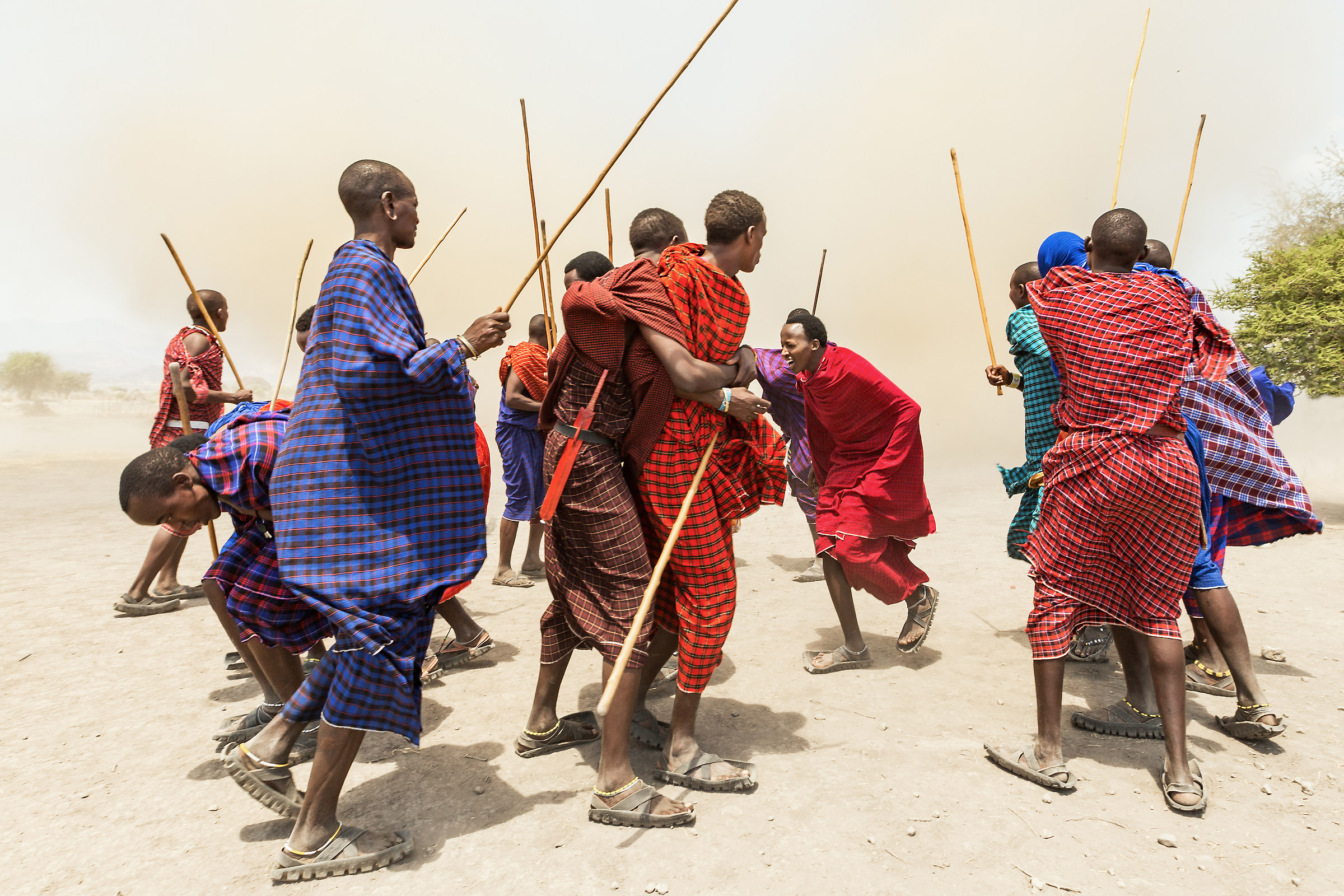 Masai nella tempesta disabbia