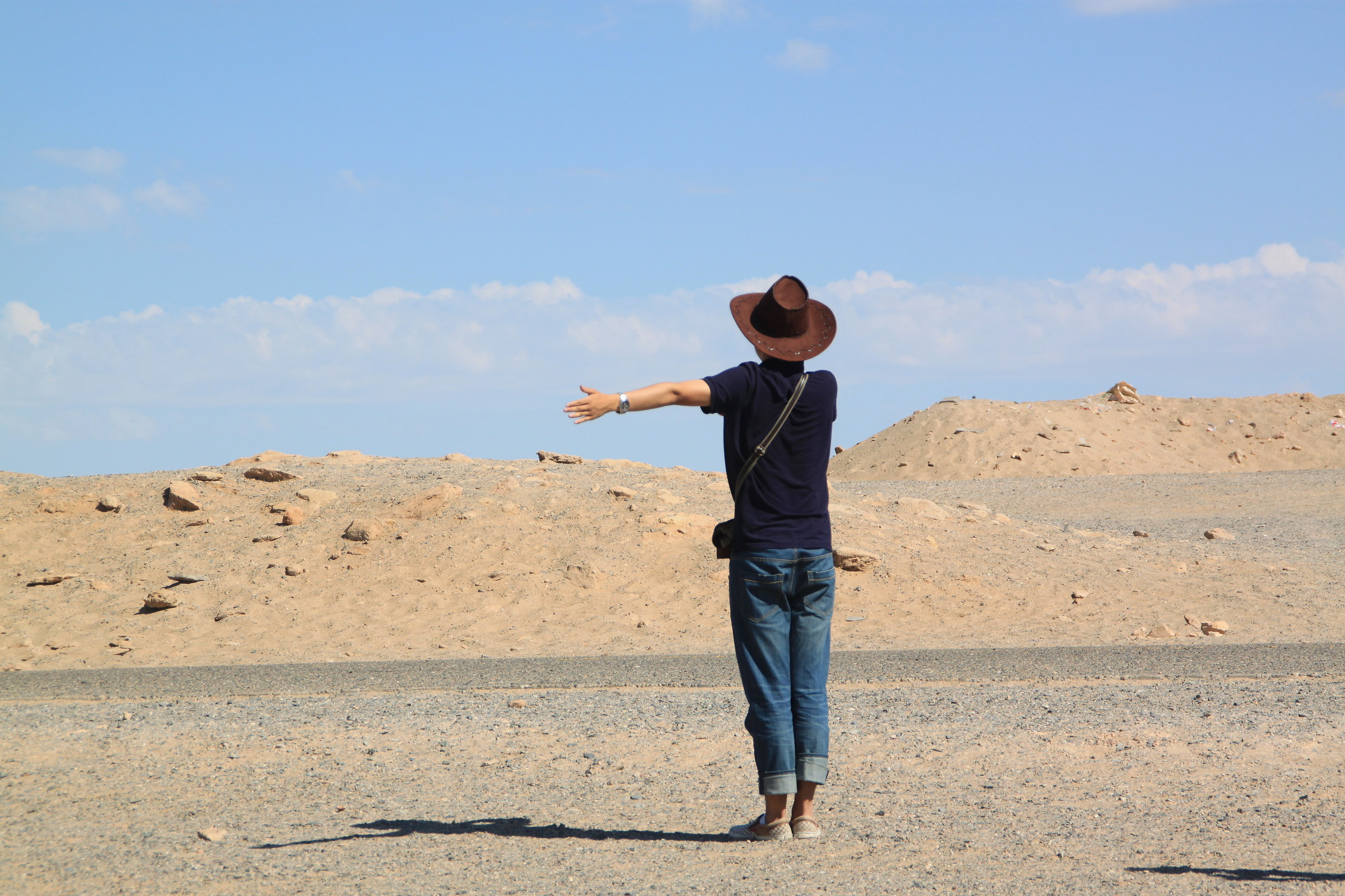China, in the dunes of dounhwan in search of shadows