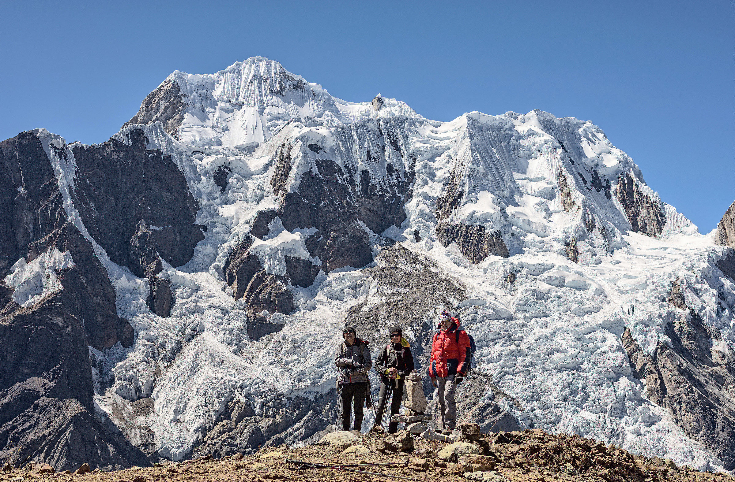 Noi tre e alle nostre spalle lo Yerupajà 6632 metri