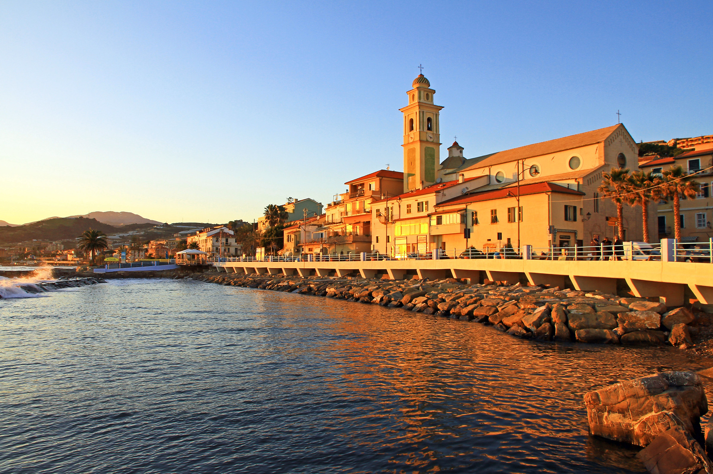 Santo Stefano al mare al tramonto (Liguria)