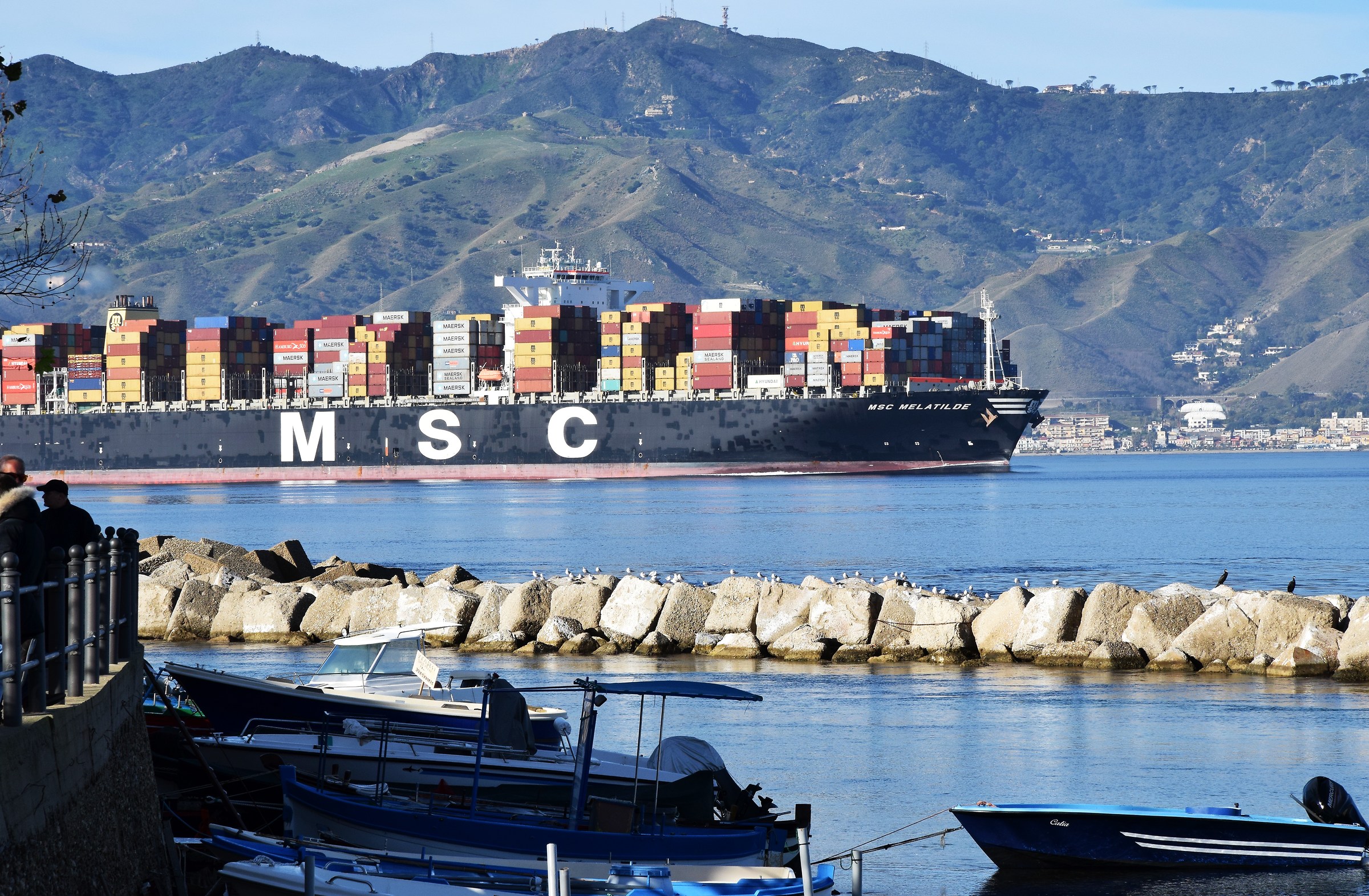 Stretto.Permesso?! devo passare,per favore!