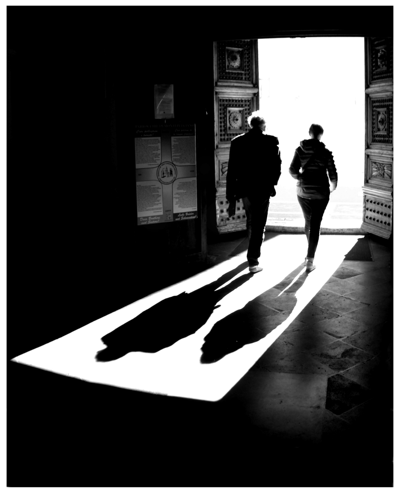 Uscendo dalla chiesa