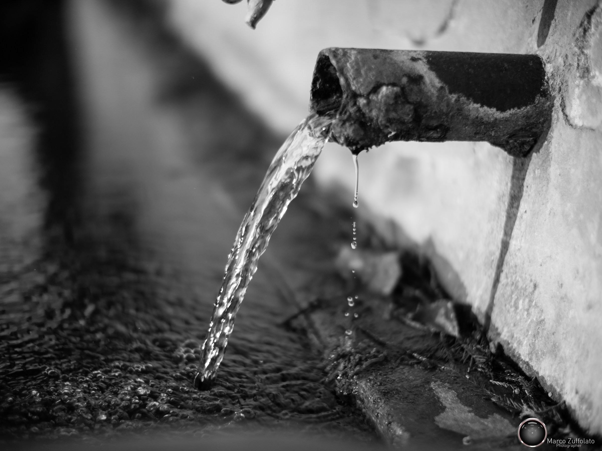 Drinking fountain B / N
