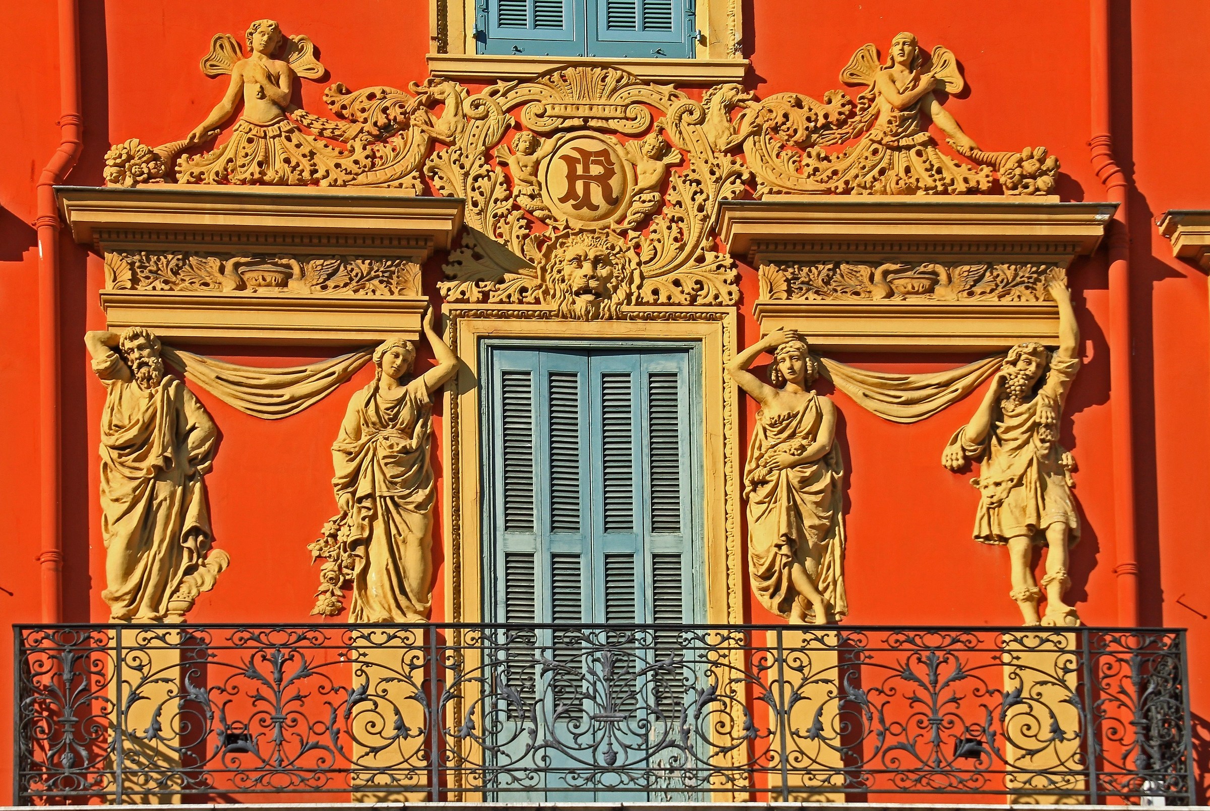 Nizza: Facciata di un palazzo sul porto