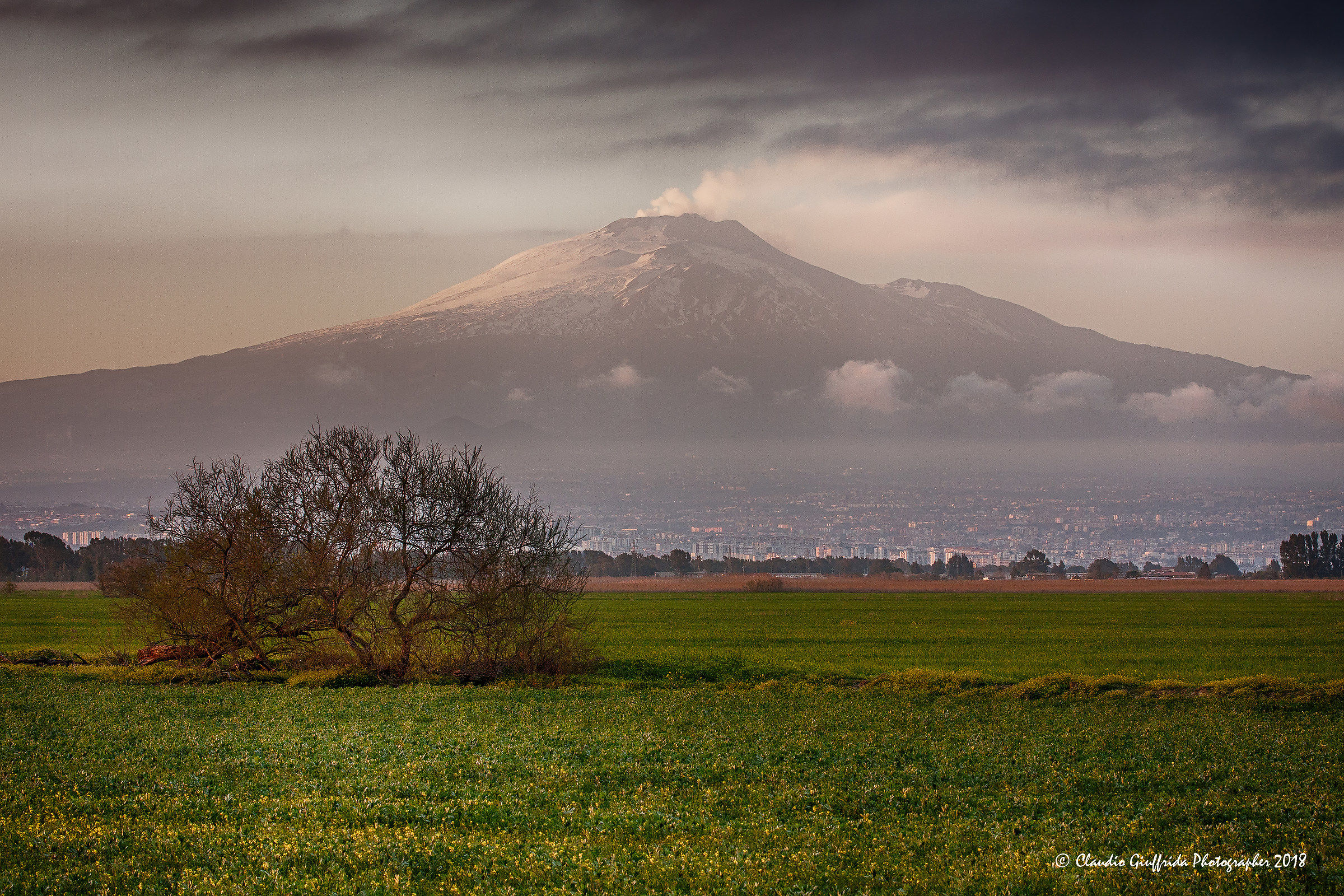 L'Etna vista dalla piana di Catania