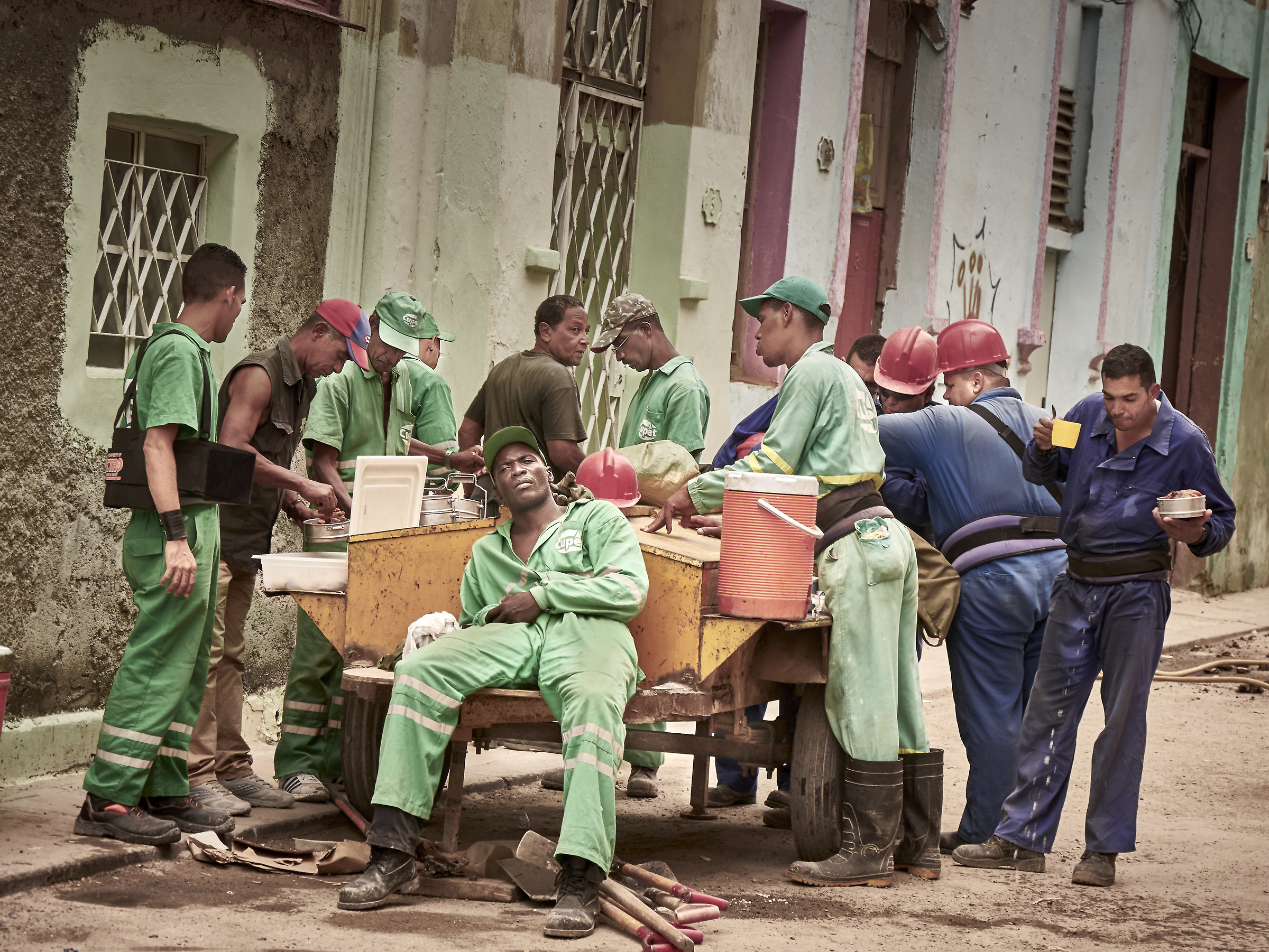 Lunchtime for the maintenance Crew in Habana (Cuba)