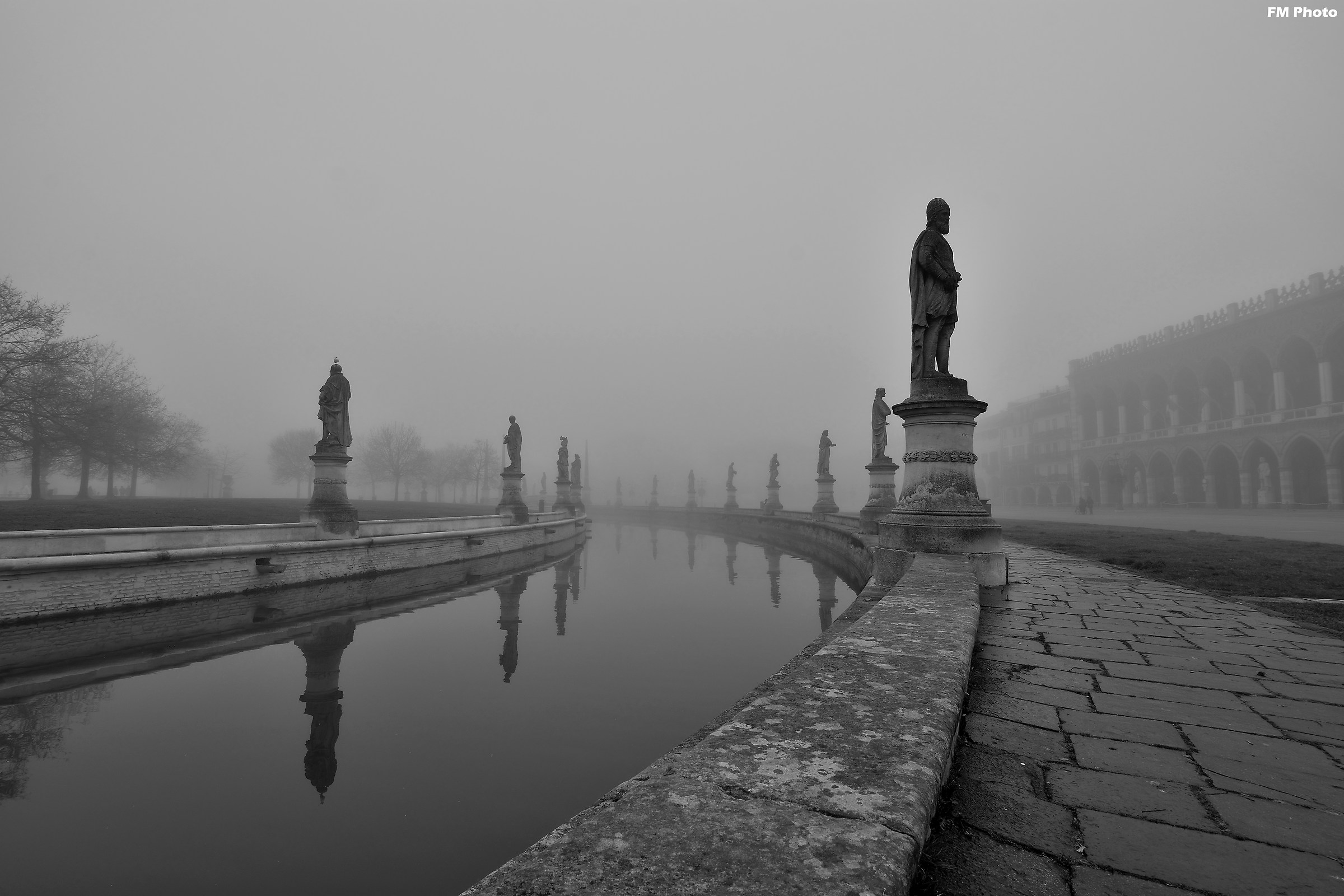 Una mattina di nebbia al Prato della Valle