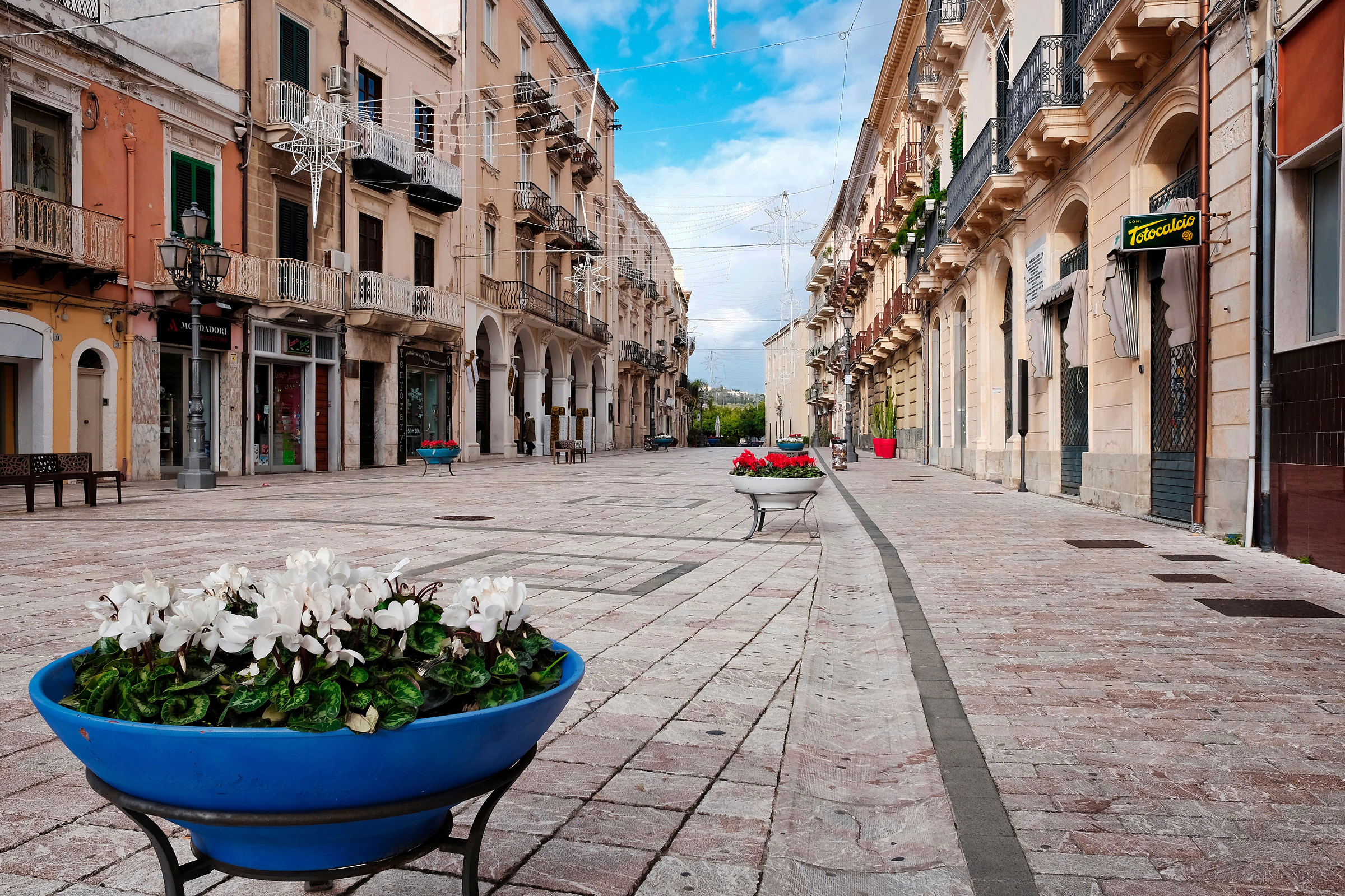 Milazzo, pedestrian area: a short moment of peace