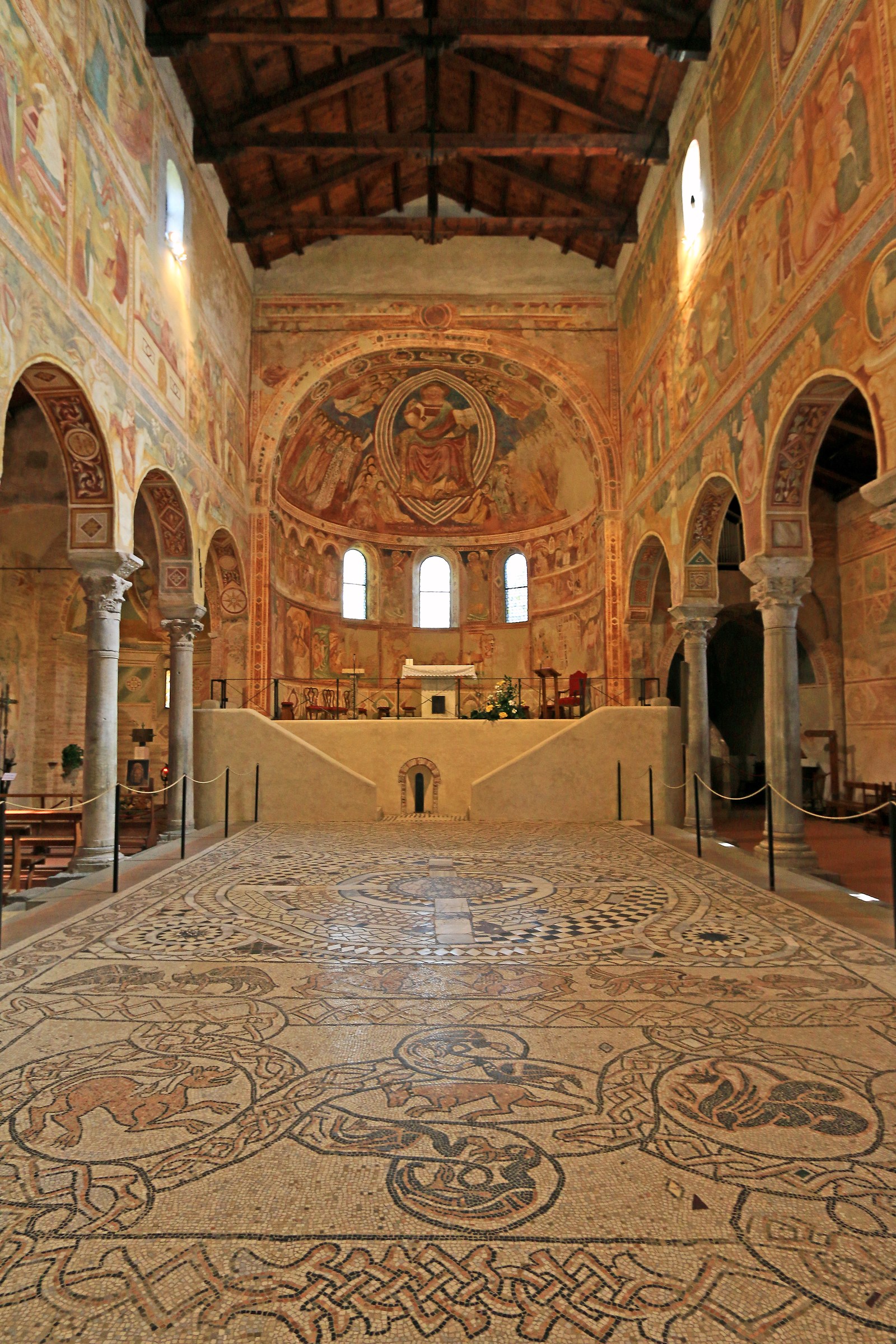 Pomposa Abbey: interior