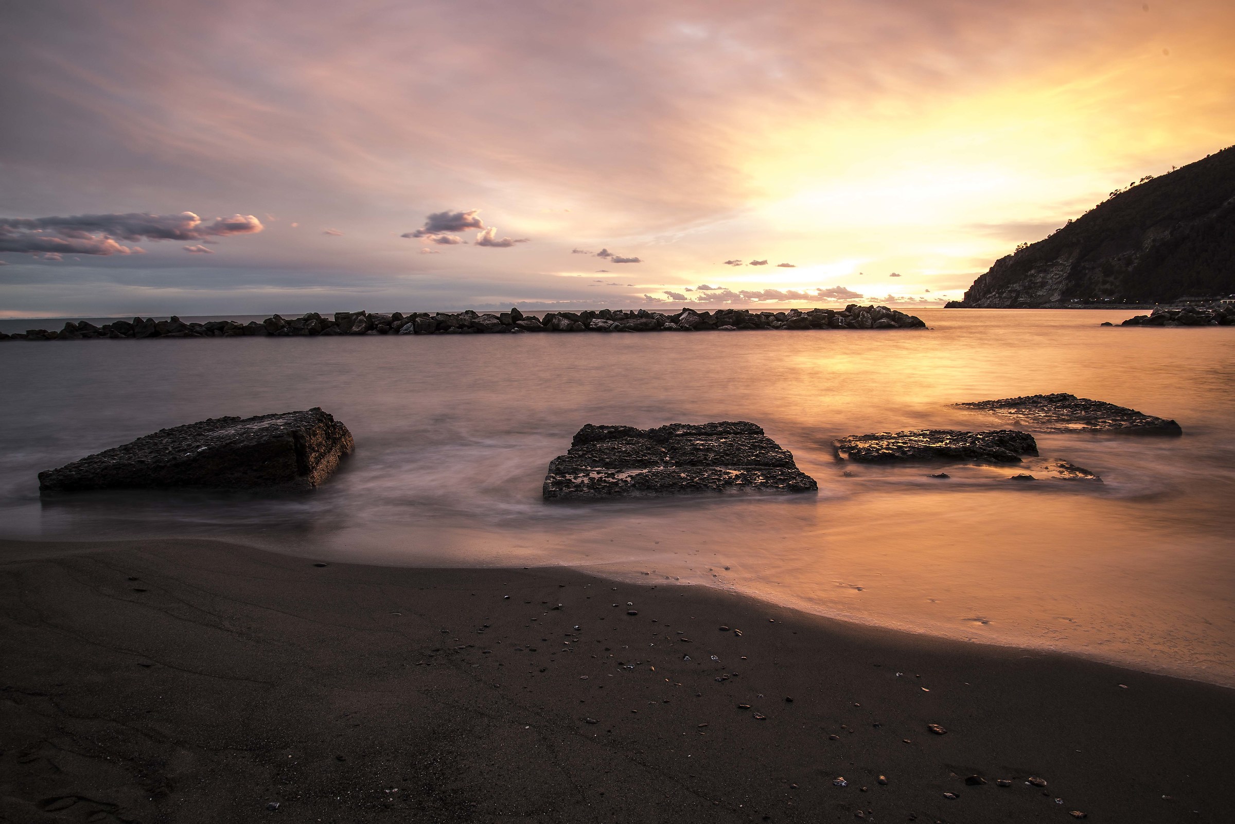 Tramonto sulla spiaggia di moneglia