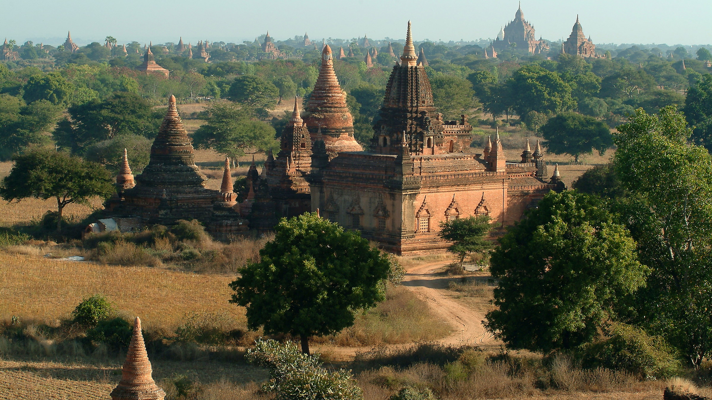 Bagan (pianura con circa 4000 templi), Myanmar