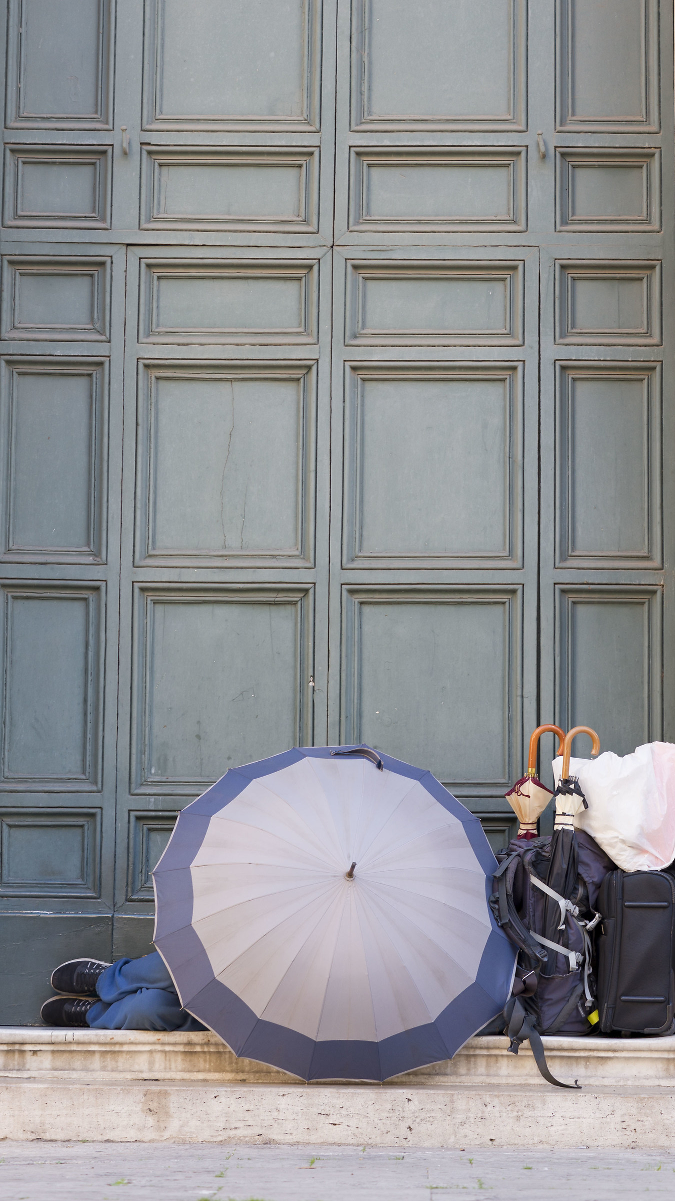 Venditore di ombrelli in una giornata di sole