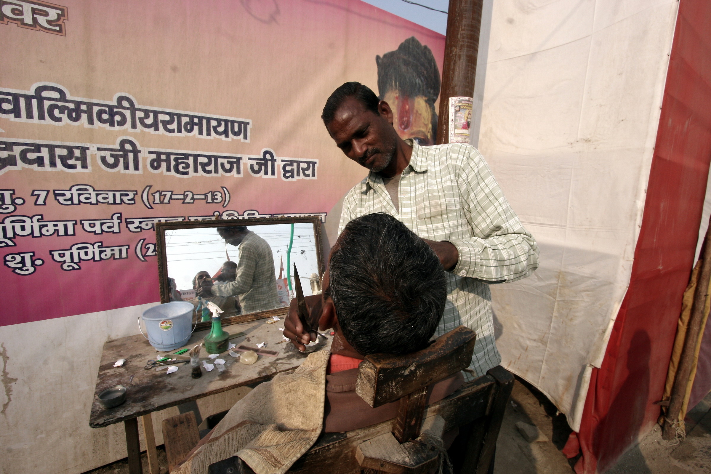 4011 - Barber on the street