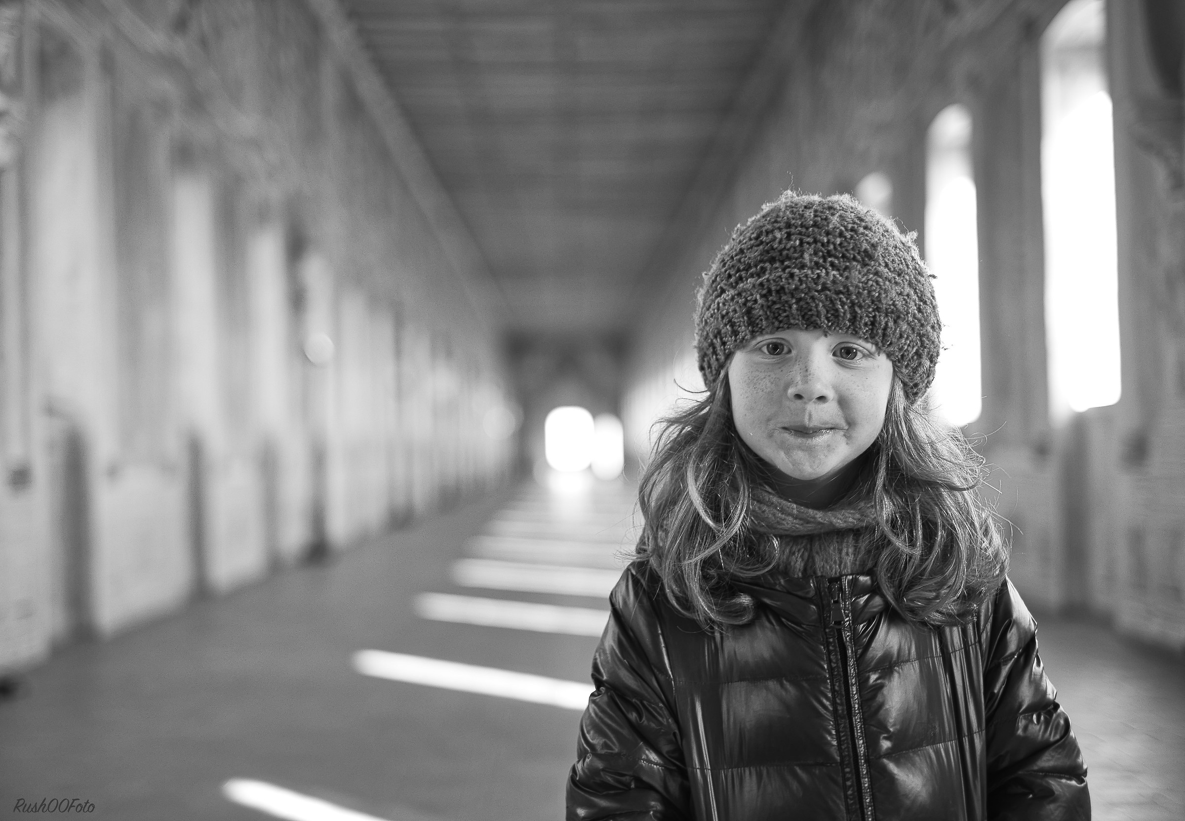 Giovane bimba nella galleria degli antichi