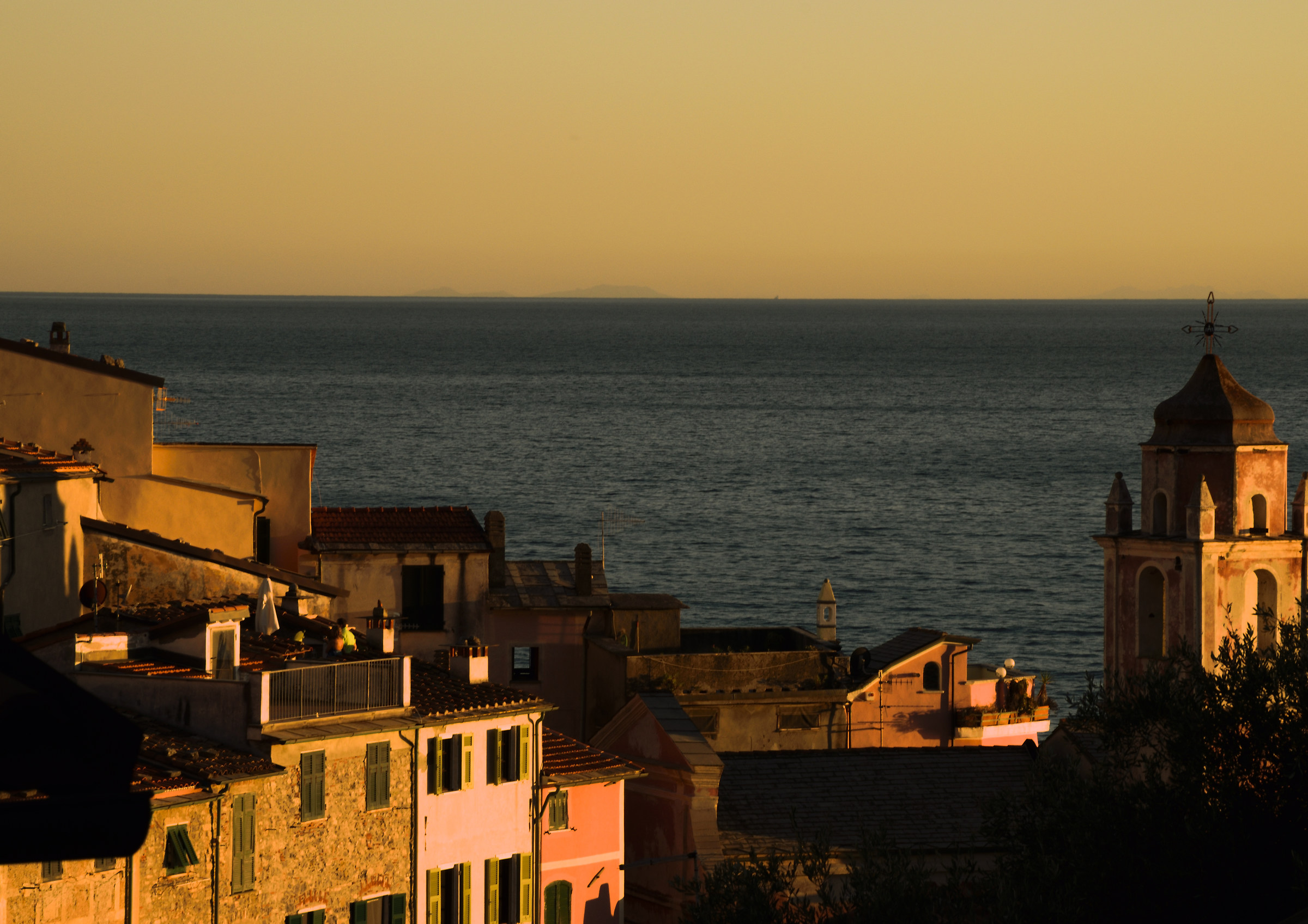 Tellaro all'orizzonte "Gorgona Elba e Corsica"