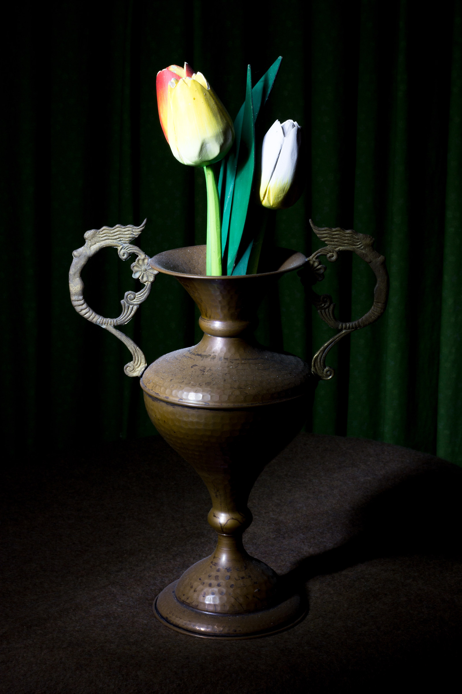 Vecchio vaso in ottone