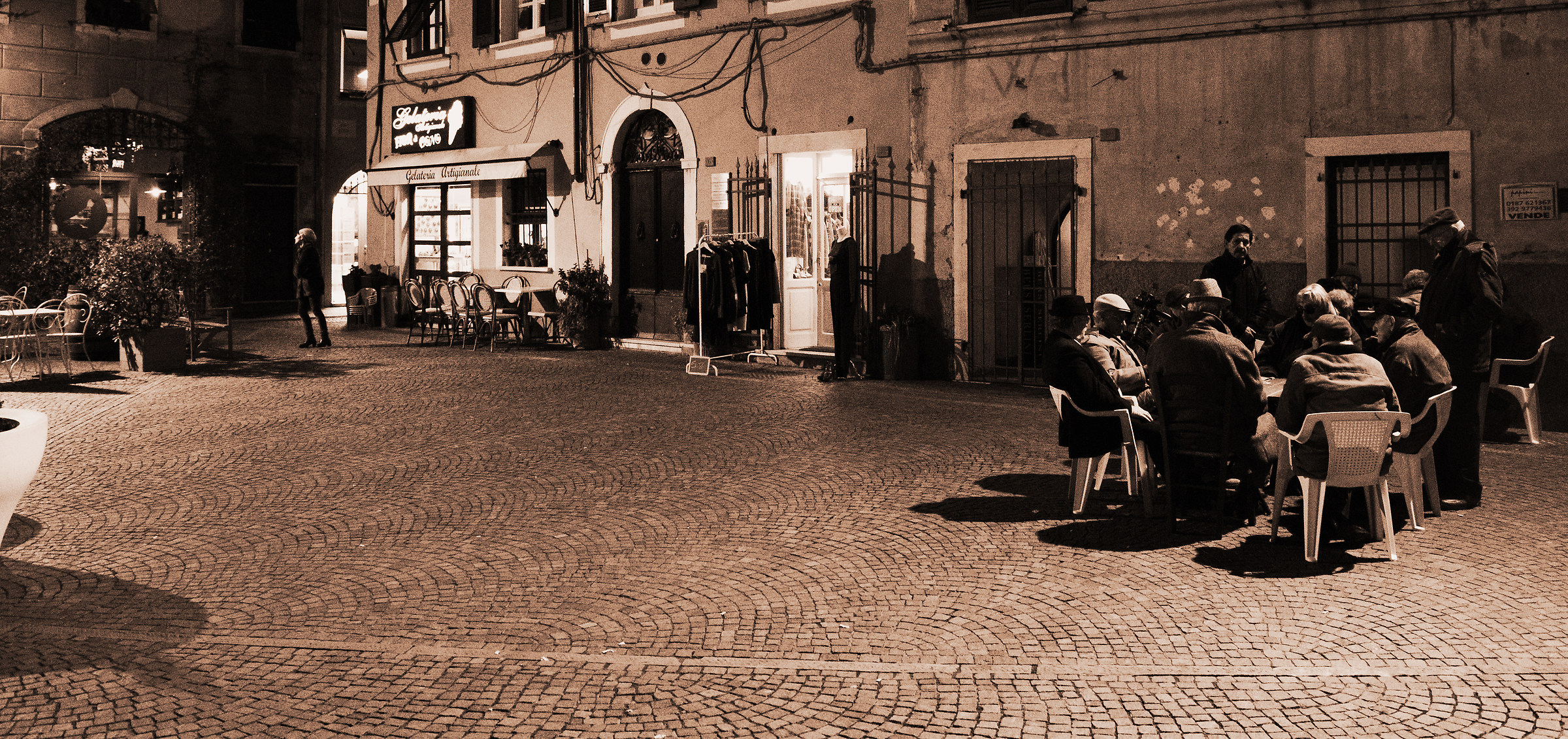 carte per strada   Sarzana  (sp)