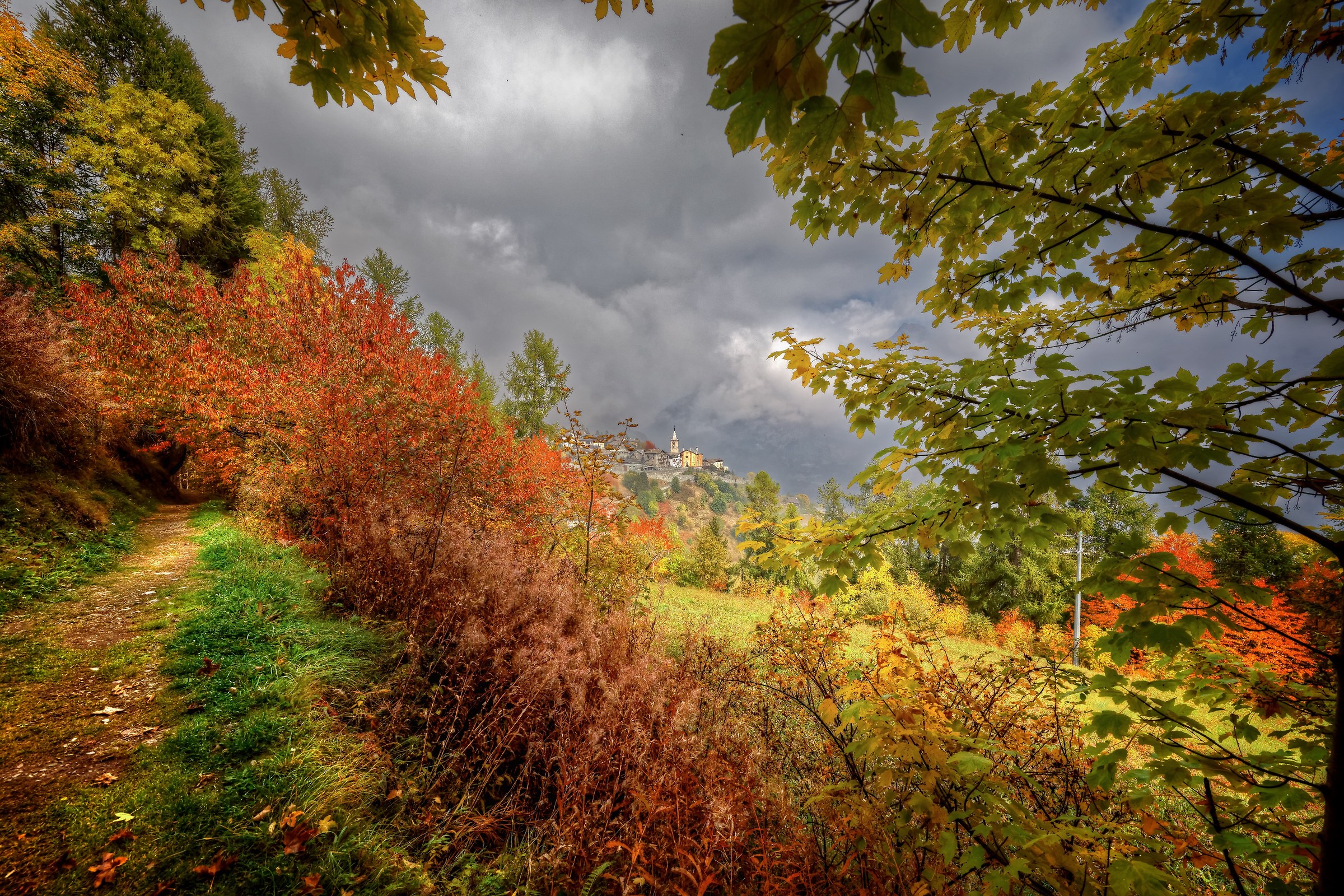 La chiesa in mezzo ai colori