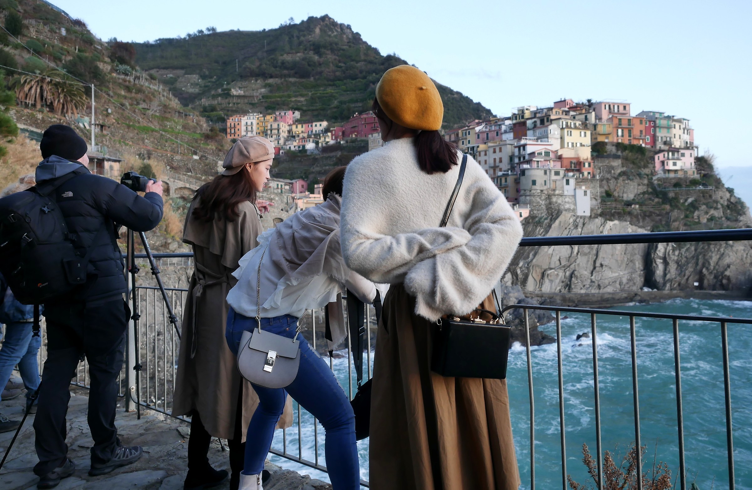 E...lui come fotografa