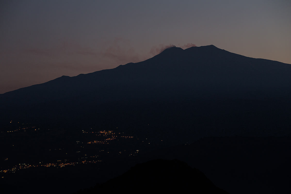 Last lights of the sunset on the Etna