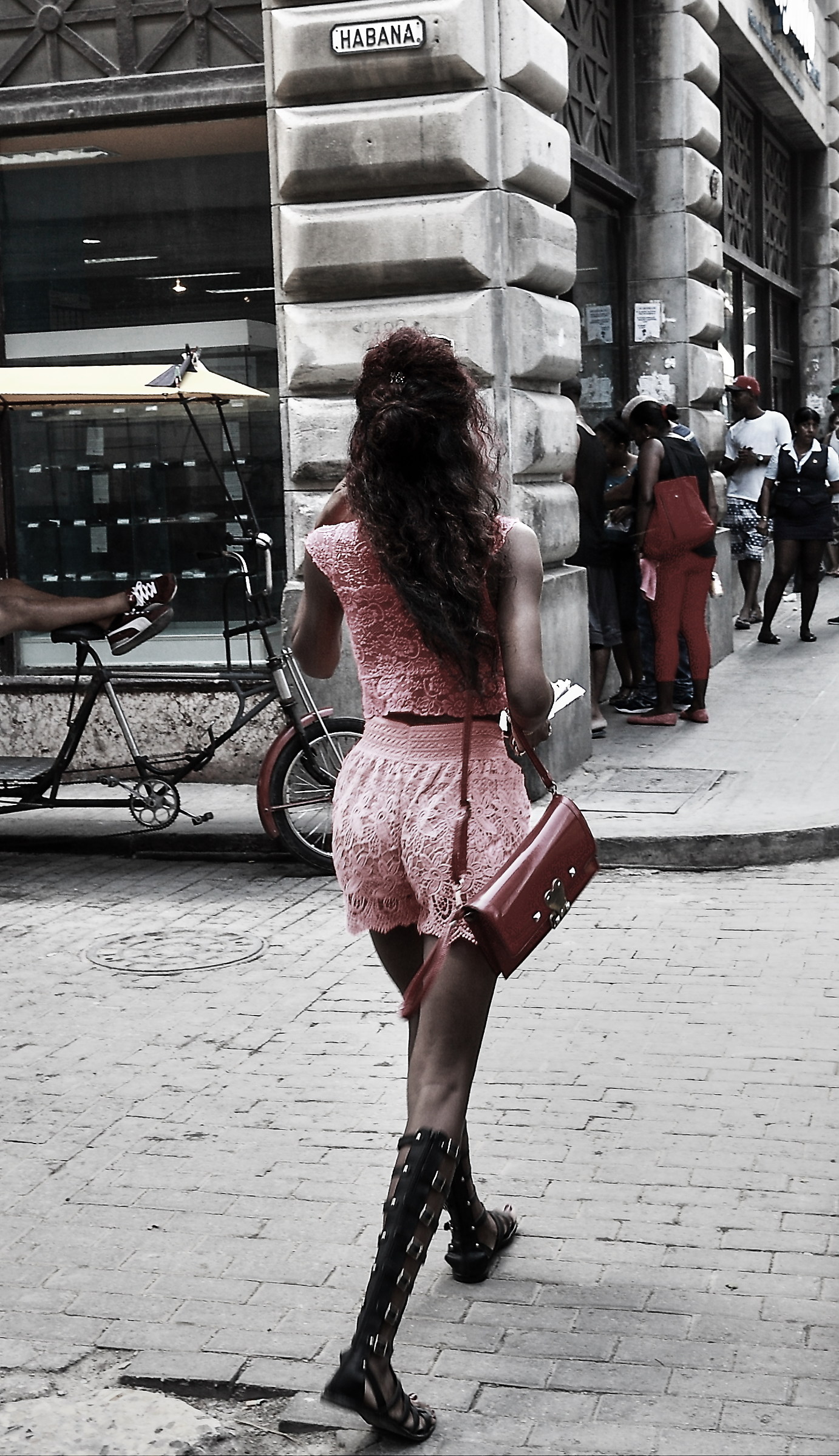 Cicha morena en calle Habana