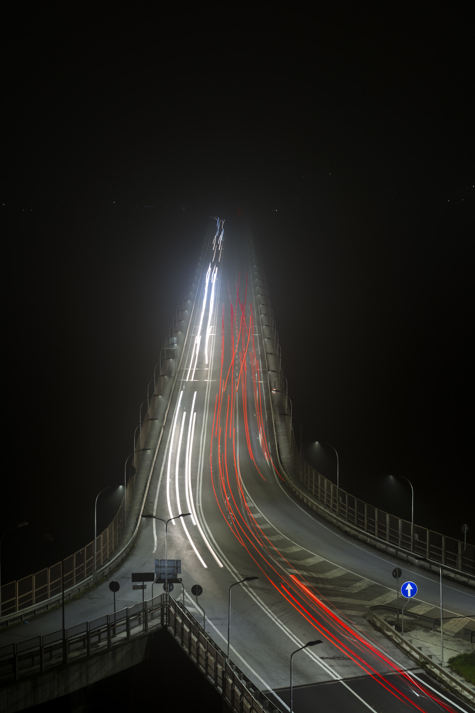Viadotto tra luci e nebbia