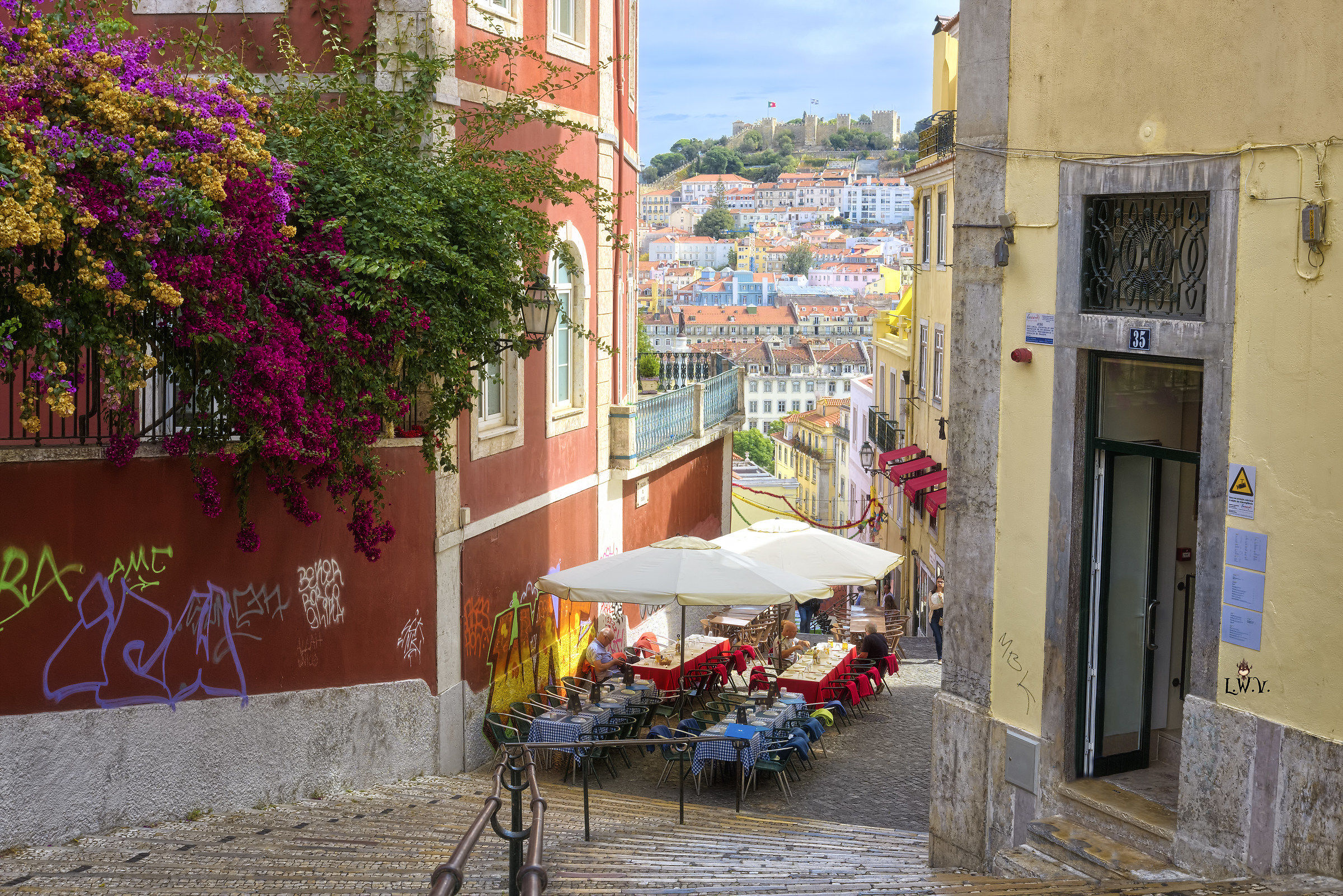 Between the Lisbon's alleys