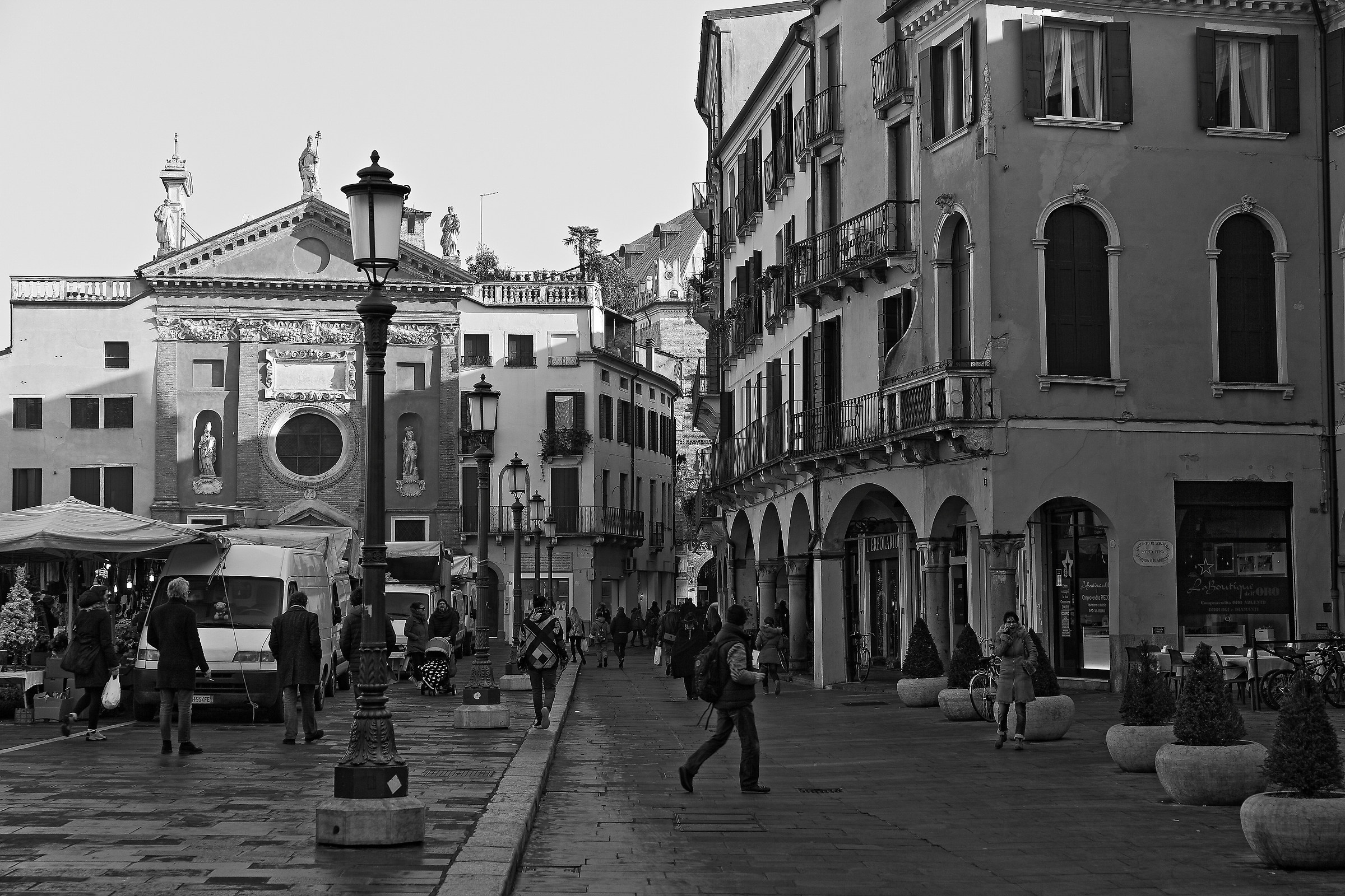 Each for himself in Piazza dei Signori
