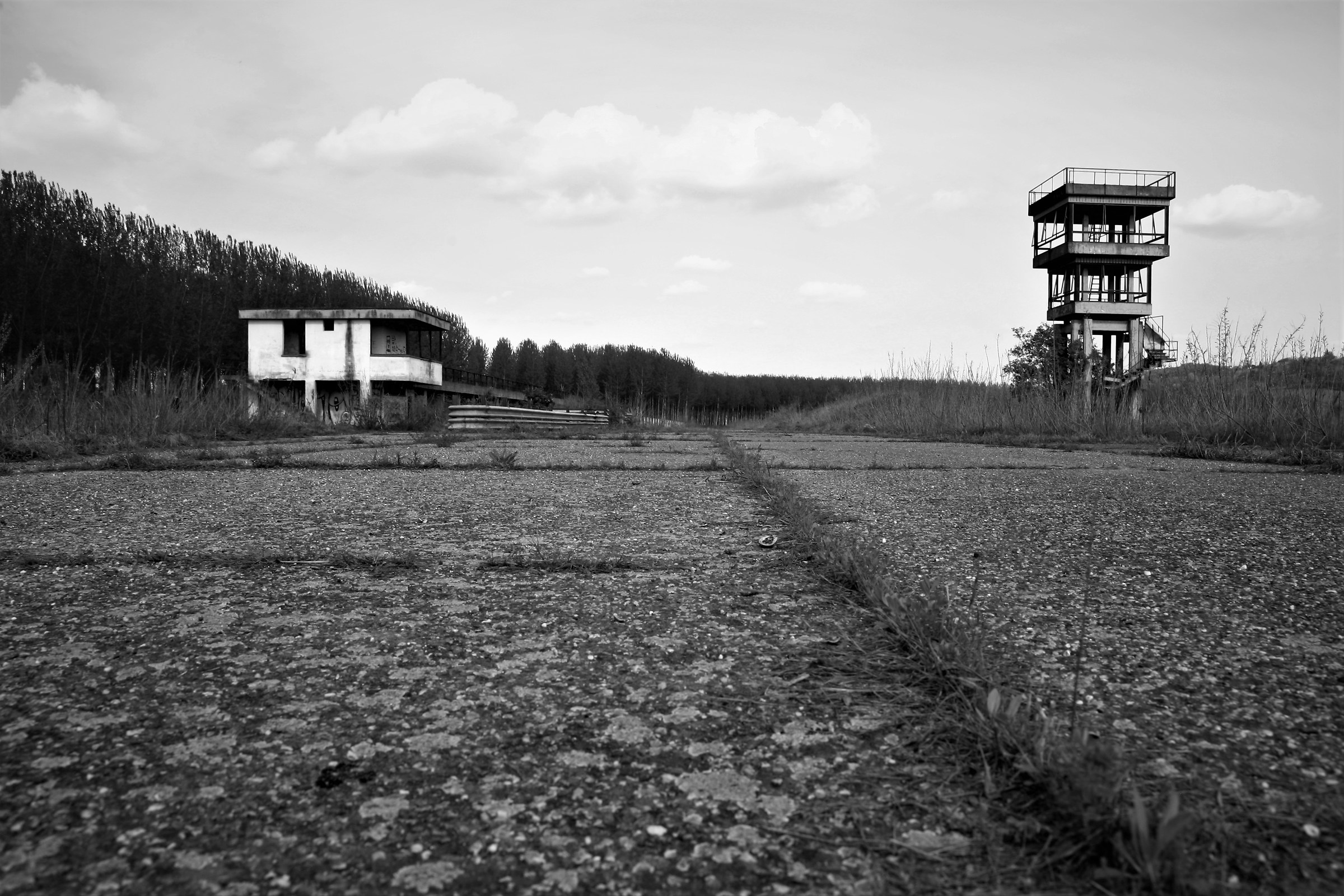 Ruins autodrome Morano po b / w