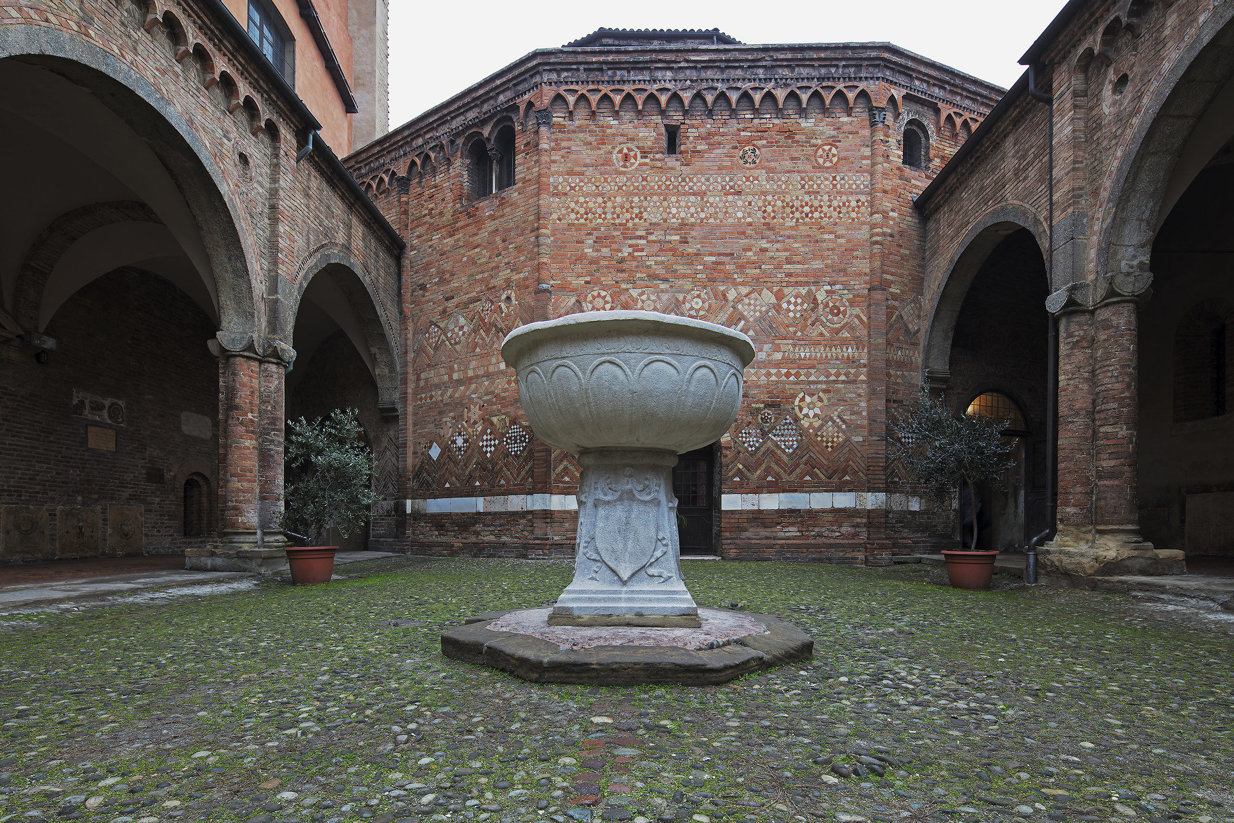 Cortile Basilica Santo  Stefano