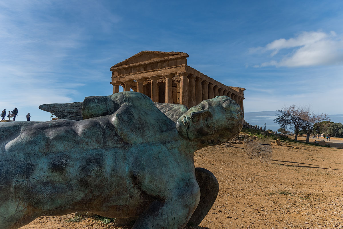 Icaro di Igor Mitoraj . Valle dei Templi, Agrigento